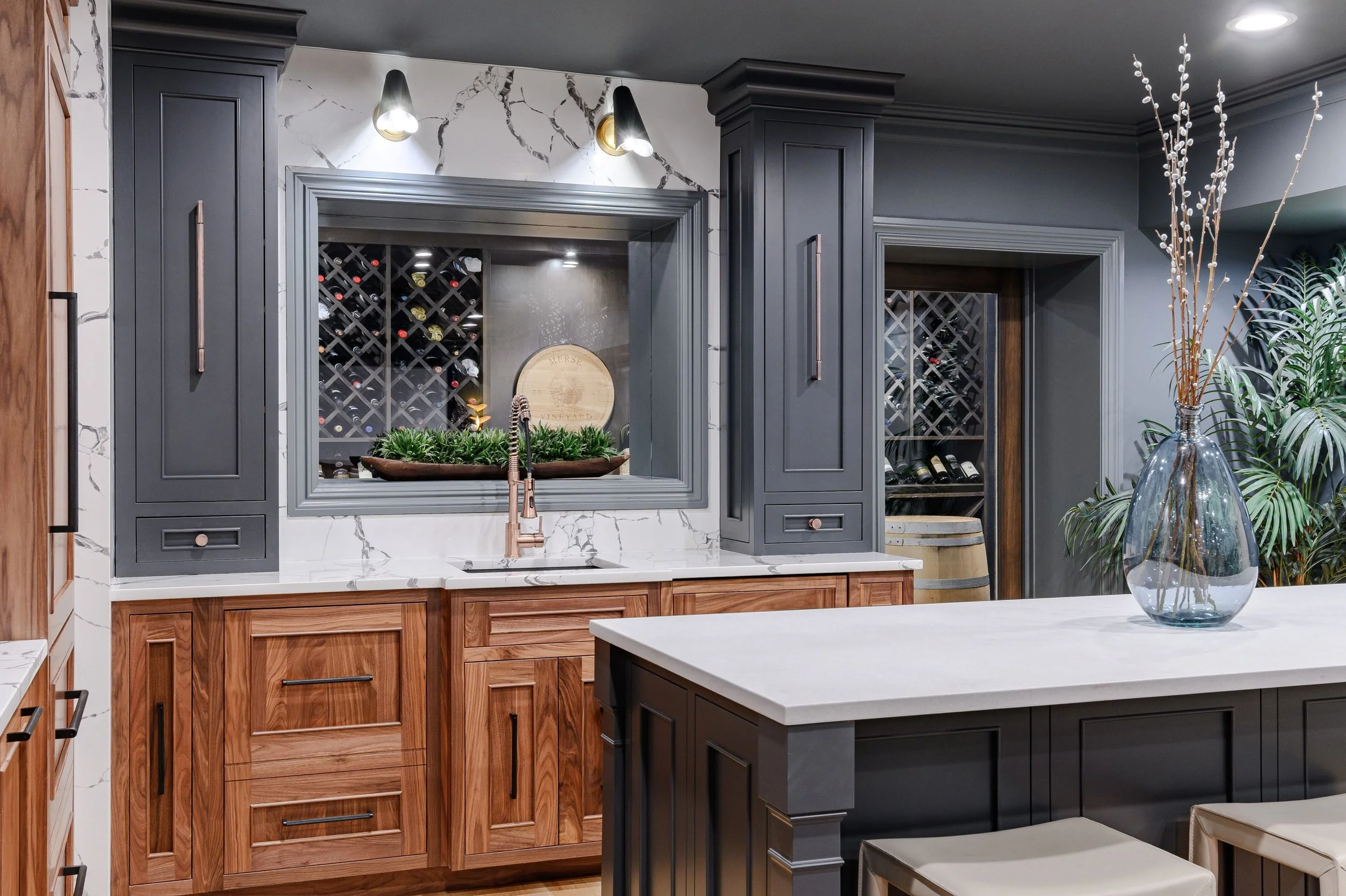 Light, coastal-inspired interior design in the Nantucket Classic on Zachary project by Melissa’s Designs.