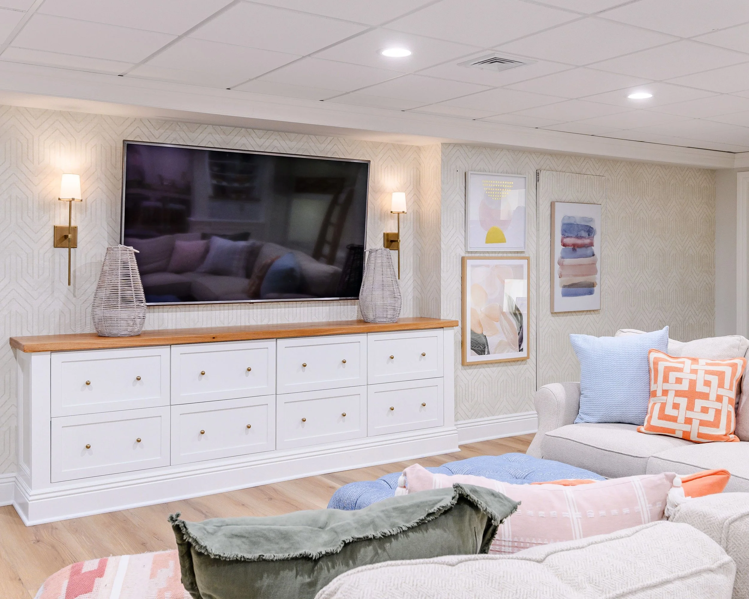 Light, coastal-inspired interior design in the Nantucket Classic on Zachary project by Melissa’s Designs.