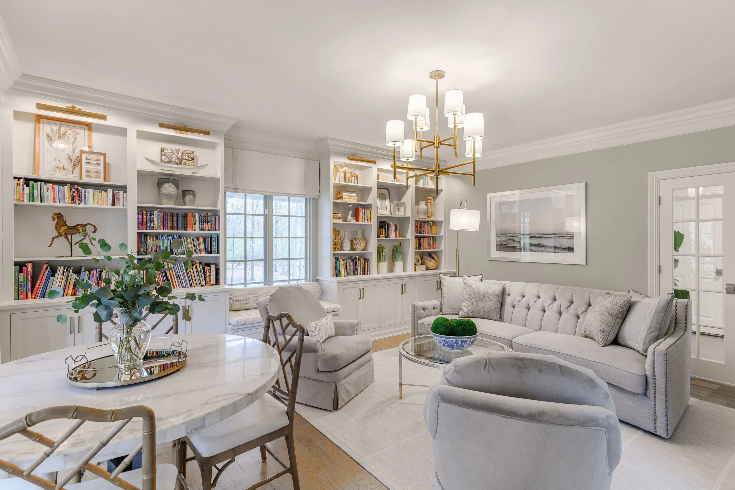 Light, coastal-inspired interior design in the Nantucket Classic on Zachary project by Melissa’s Designs.