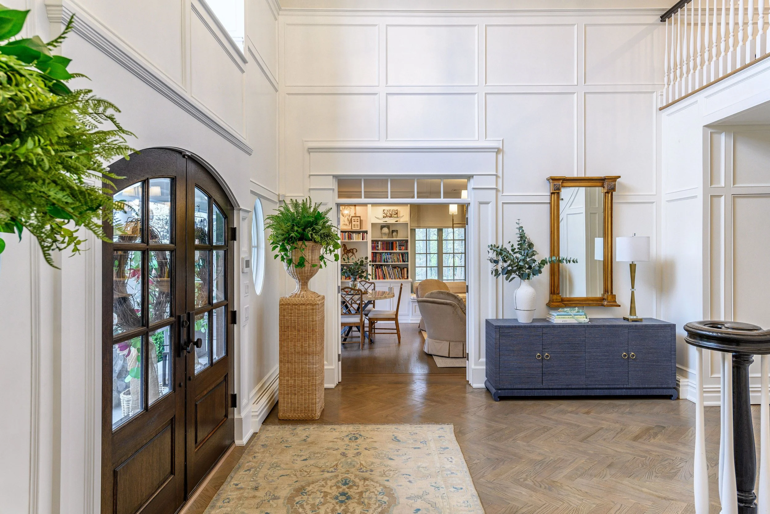 Light, coastal-inspired interior design in the Nantucket Classic on Zachary project by Melissa’s Designs.