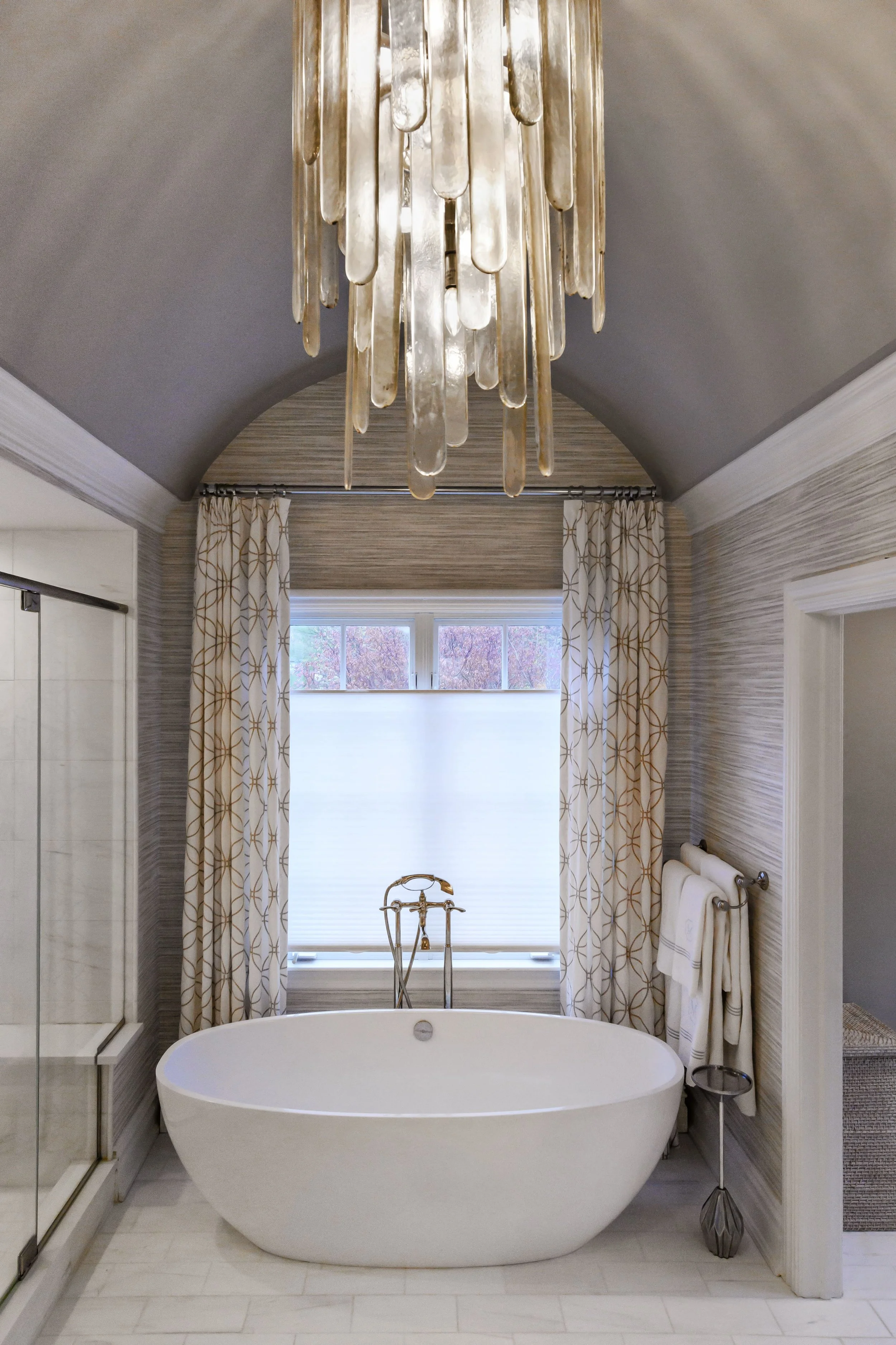 Light, coastal-inspired interior design in the Nantucket Classic on Zachary project by Melissa’s Designs.