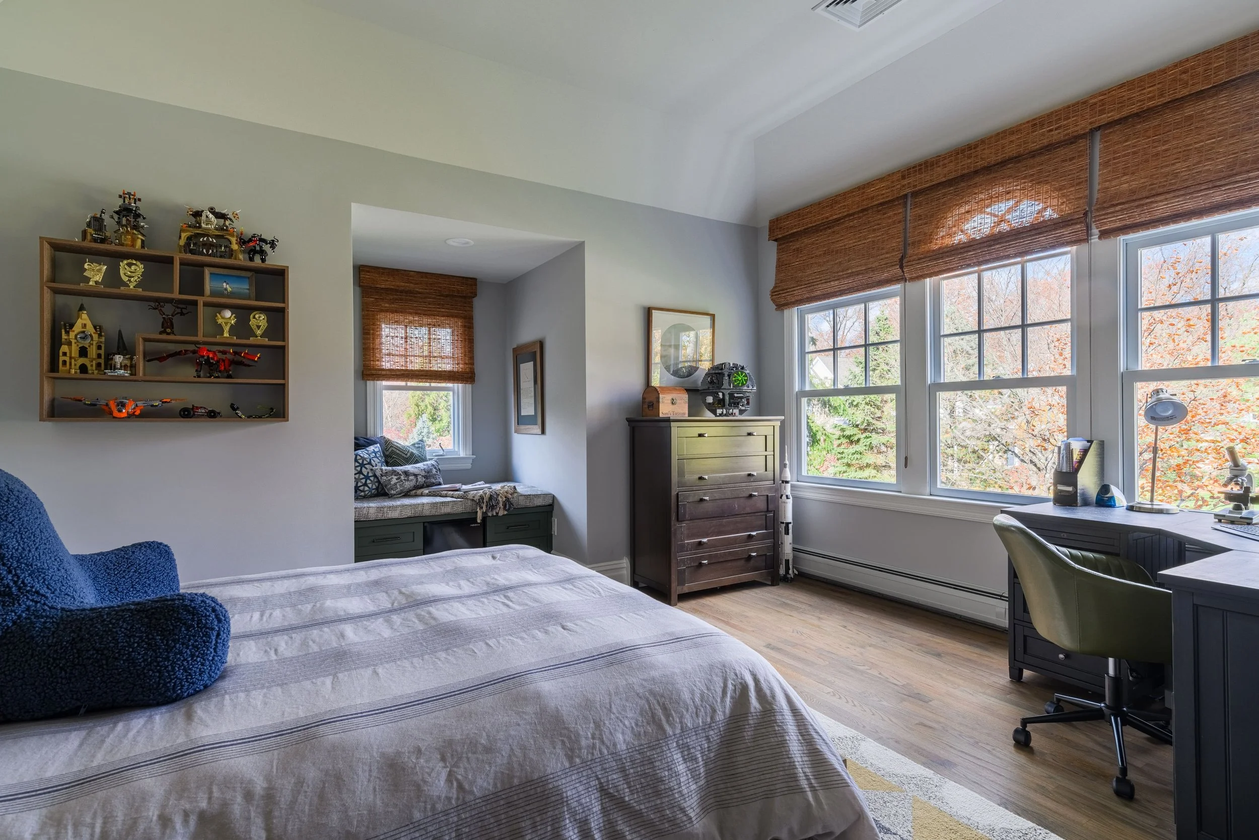 Light, coastal-inspired interior design in the Nantucket Classic on Zachary project by Melissa’s Designs.