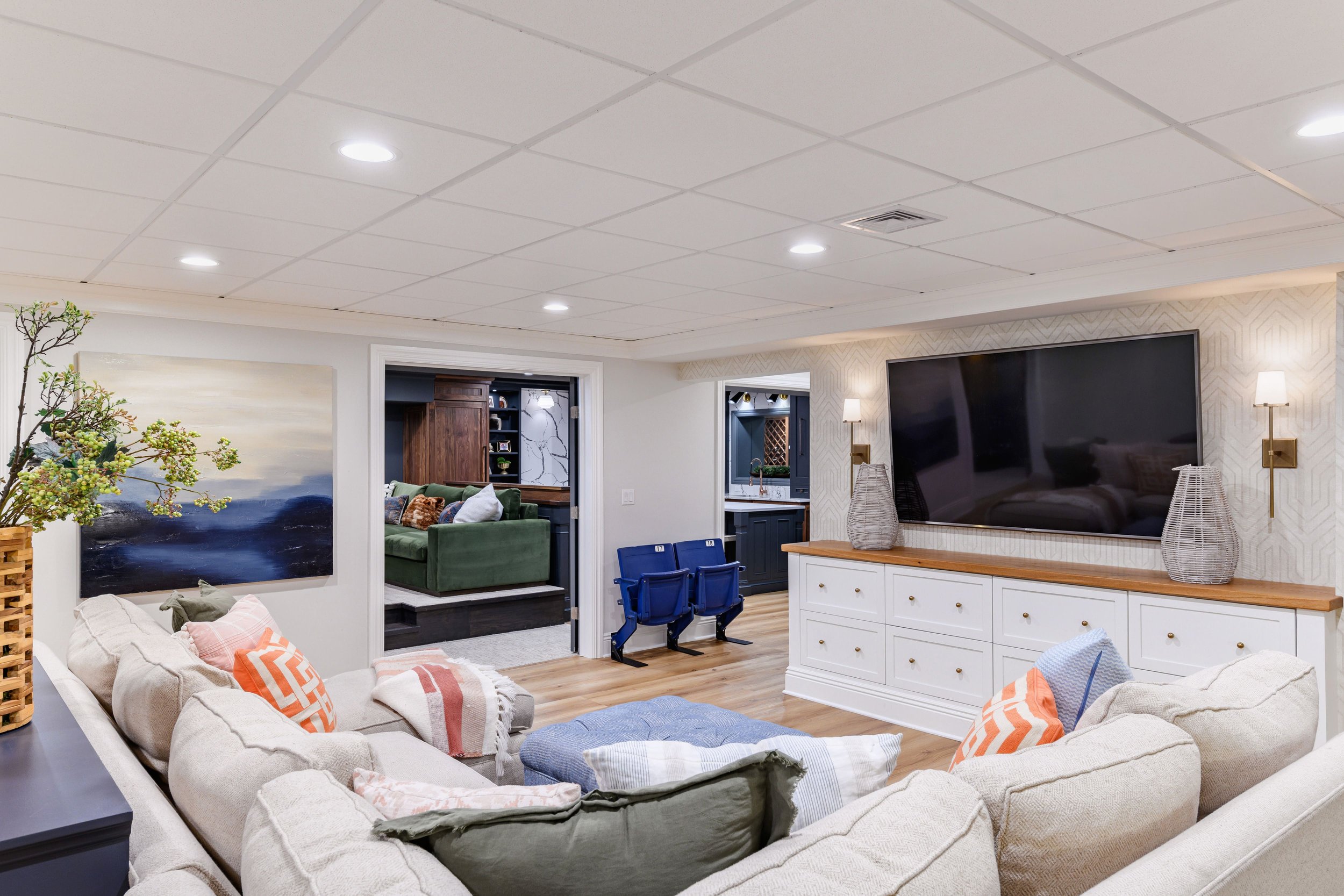 Light, coastal-inspired interior design in the Nantucket Classic on Zachary project by Melissa’s Designs.