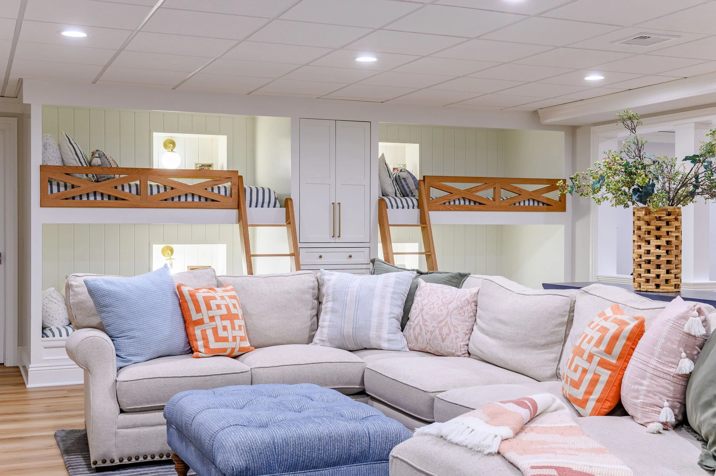 Light, coastal-inspired interior design in the Nantucket Classic on Zachary project by Melissa’s Designs.
