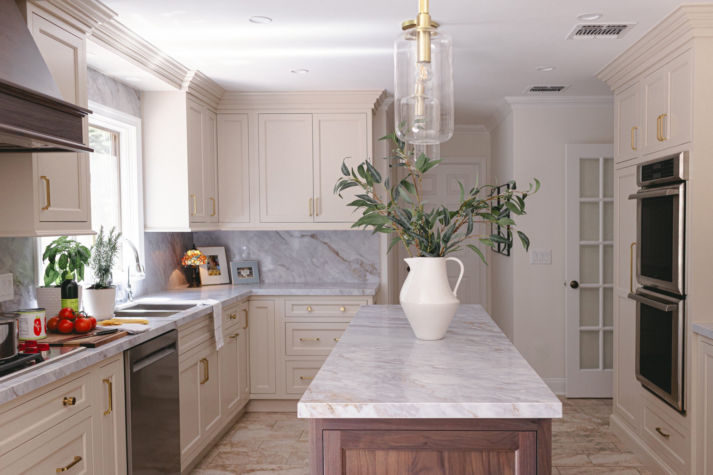 Timeless-meets-modern interiors in the Saddle Ridge Reimagined project by Melissa’s Designs.