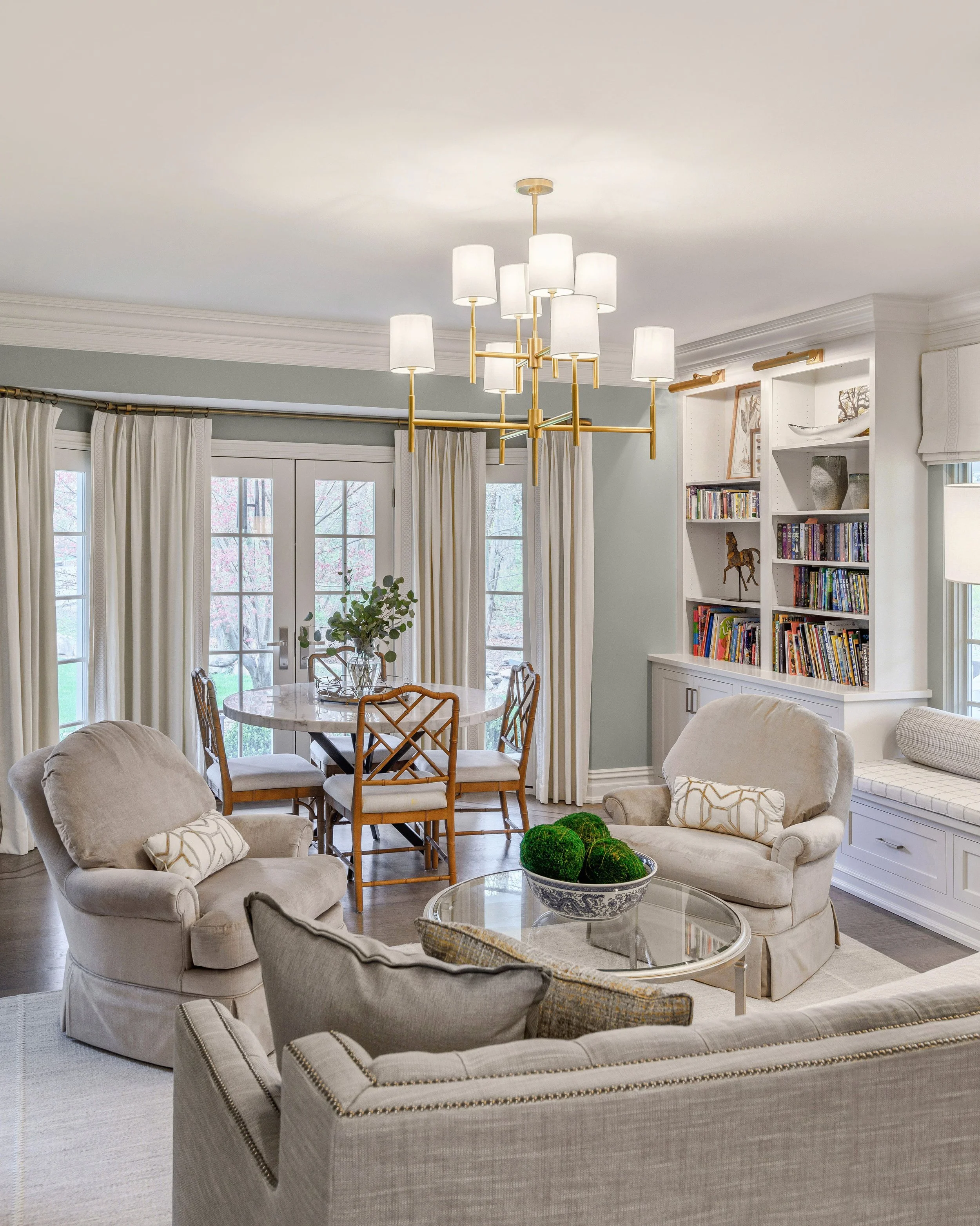 Light, coastal-inspired interior design in the Nantucket Classic on Zachary project by Melissa’s Designs.
