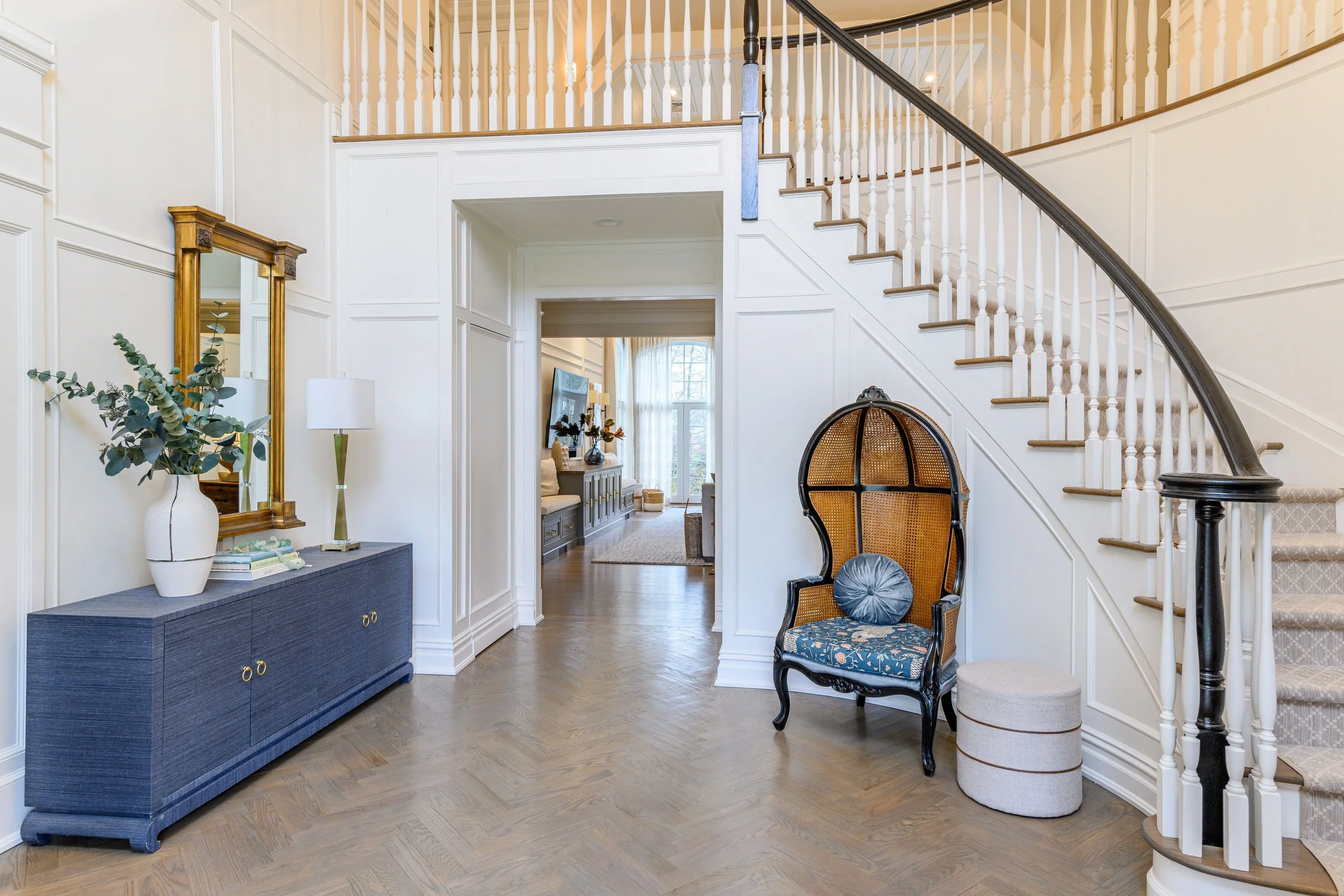 Light, coastal-inspired interior design in the Nantucket Classic on Zachary project by Melissa’s Designs.
