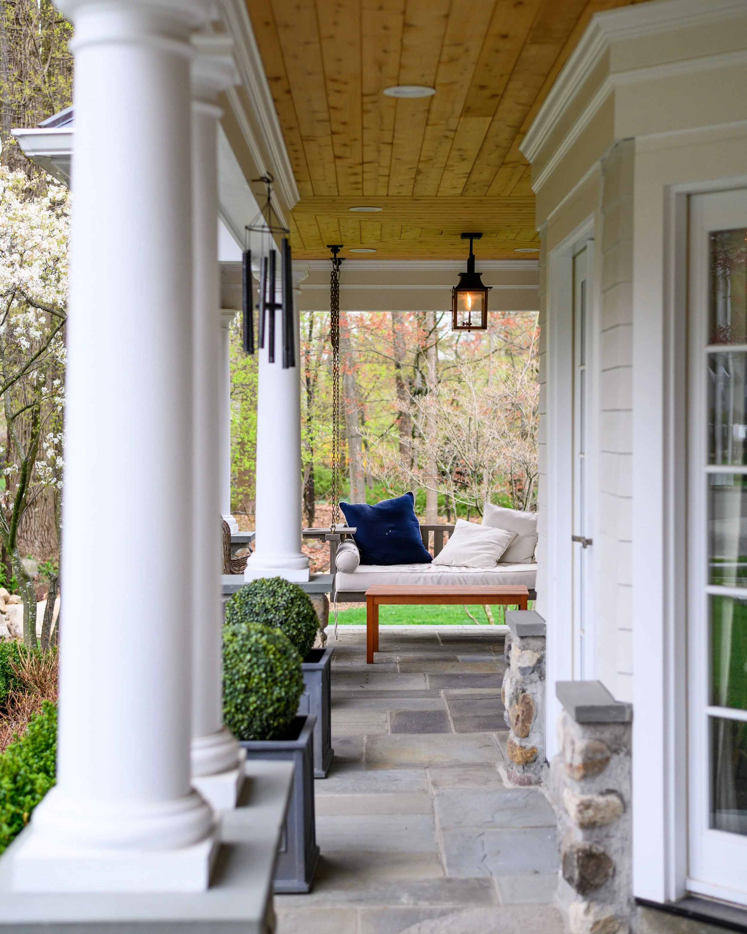 Light, coastal-inspired interior design in the Nantucket Classic on Zachary project by Melissa’s Designs.