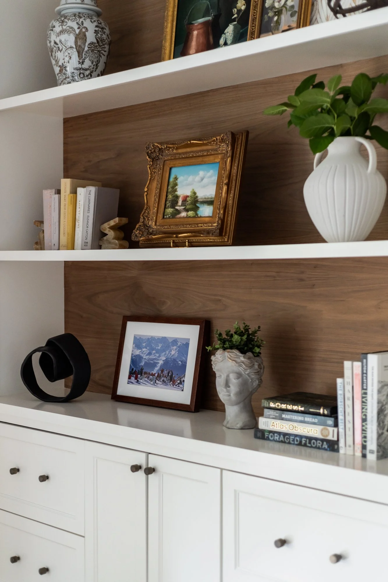 Warm, modern interiors with bold accents in the Sassy & Sophisticated on Stratford project by Melissa’s Designs.