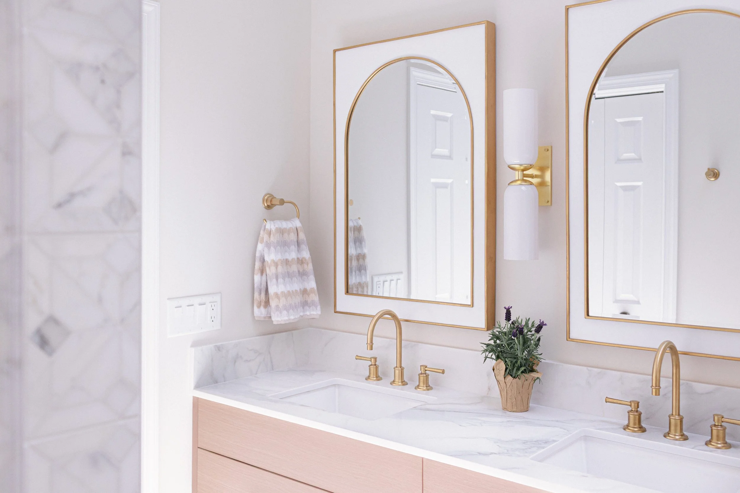 Timeless-meets-modern interiors in the Saddle Ridge Reimagined project by Melissa’s Designs.