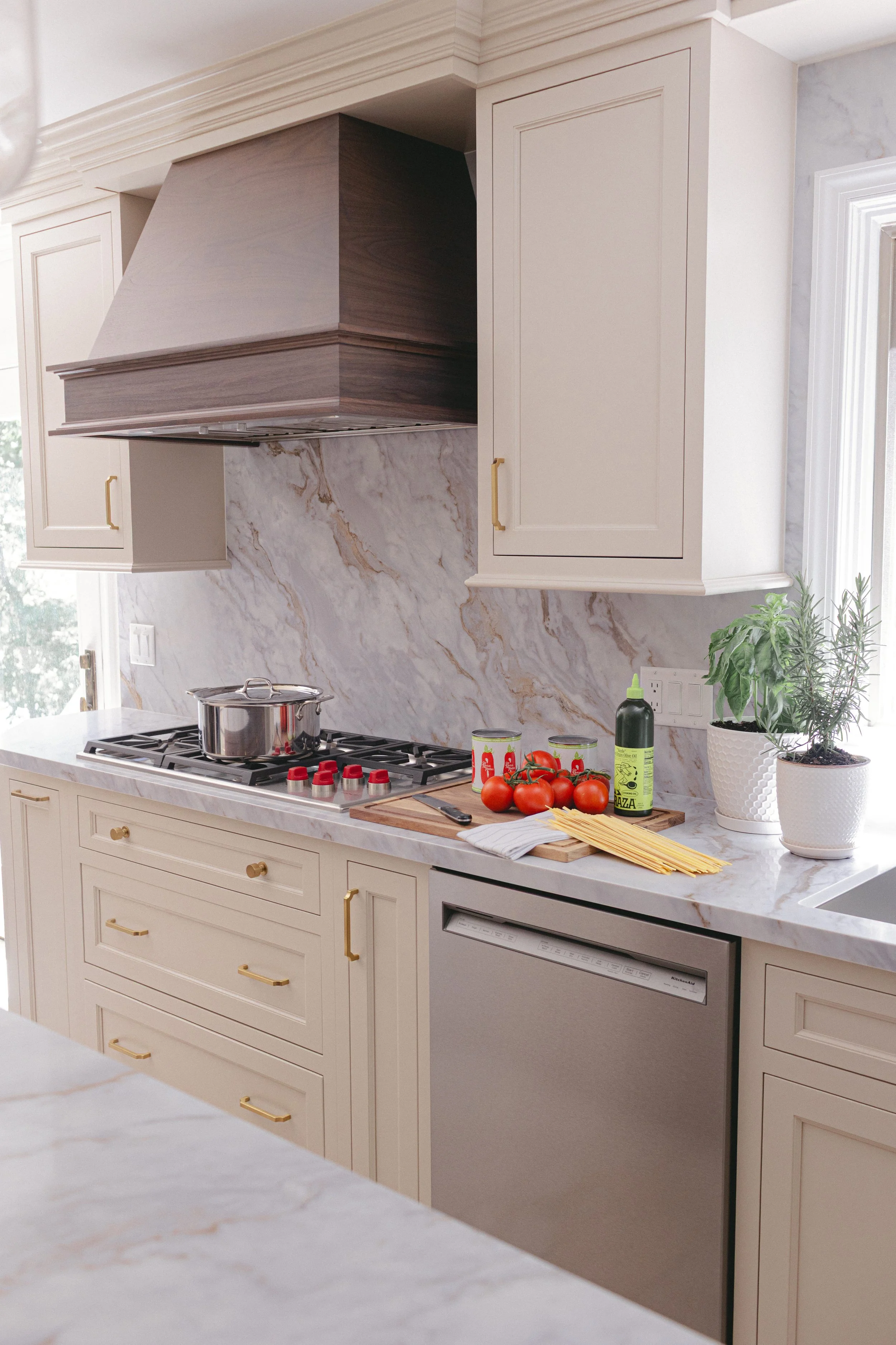 Timeless-meets-modern interiors in the Saddle Ridge Reimagined project by Melissa’s Designs.