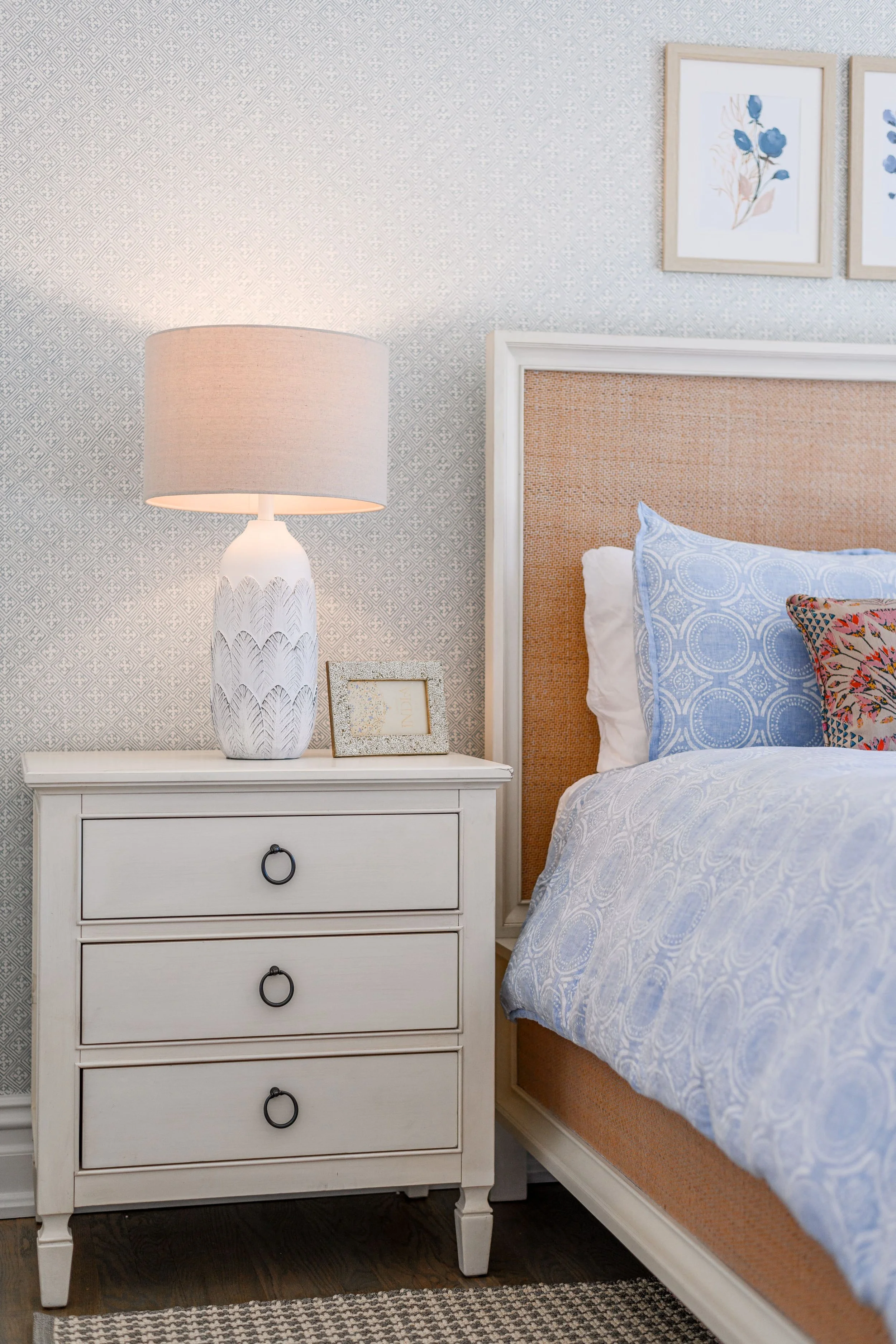 Light, coastal-inspired interior design in the Nantucket Classic on Zachary project by Melissa’s Designs.