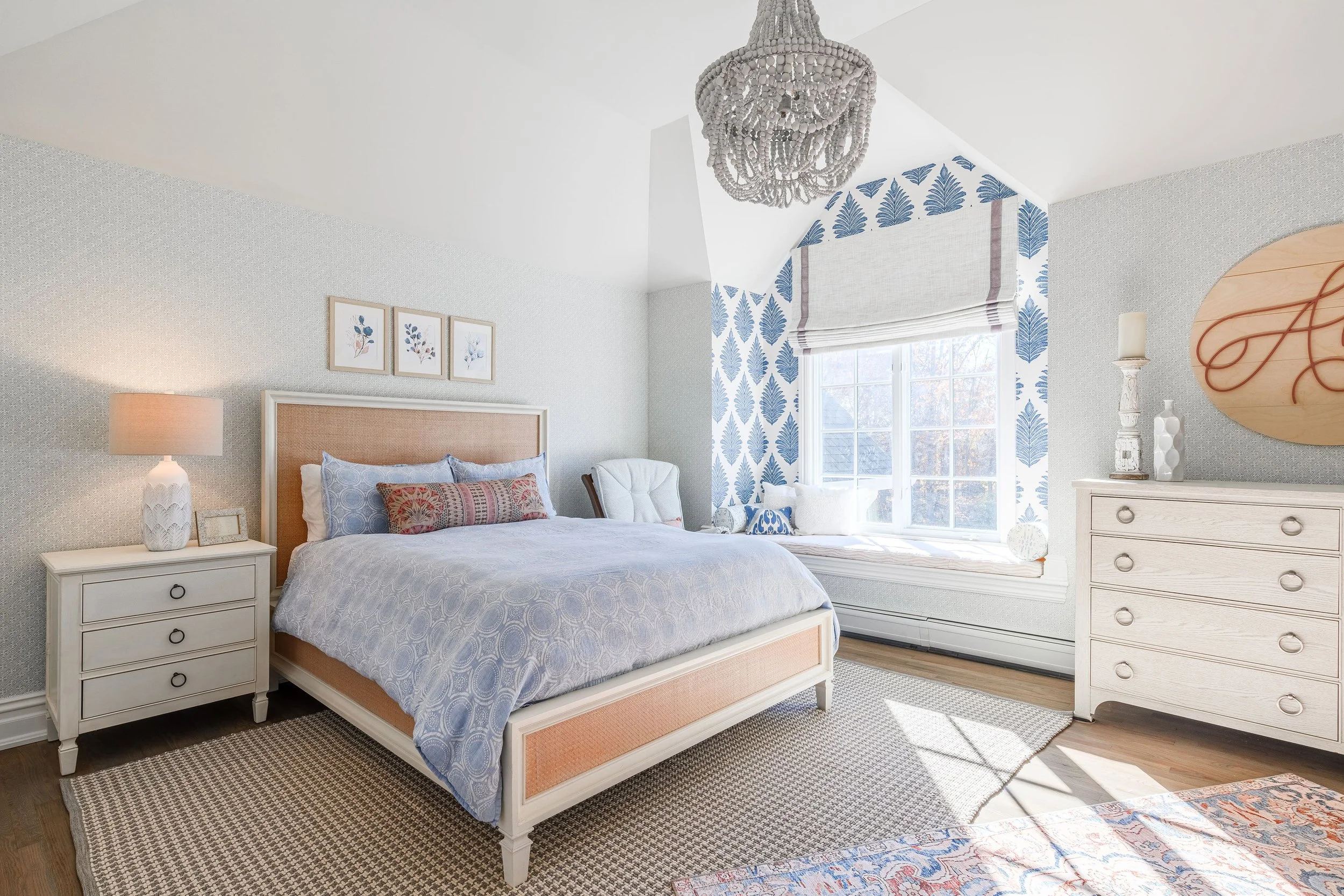 Light, coastal-inspired interior design in the Nantucket Classic on Zachary project by Melissa’s Designs.