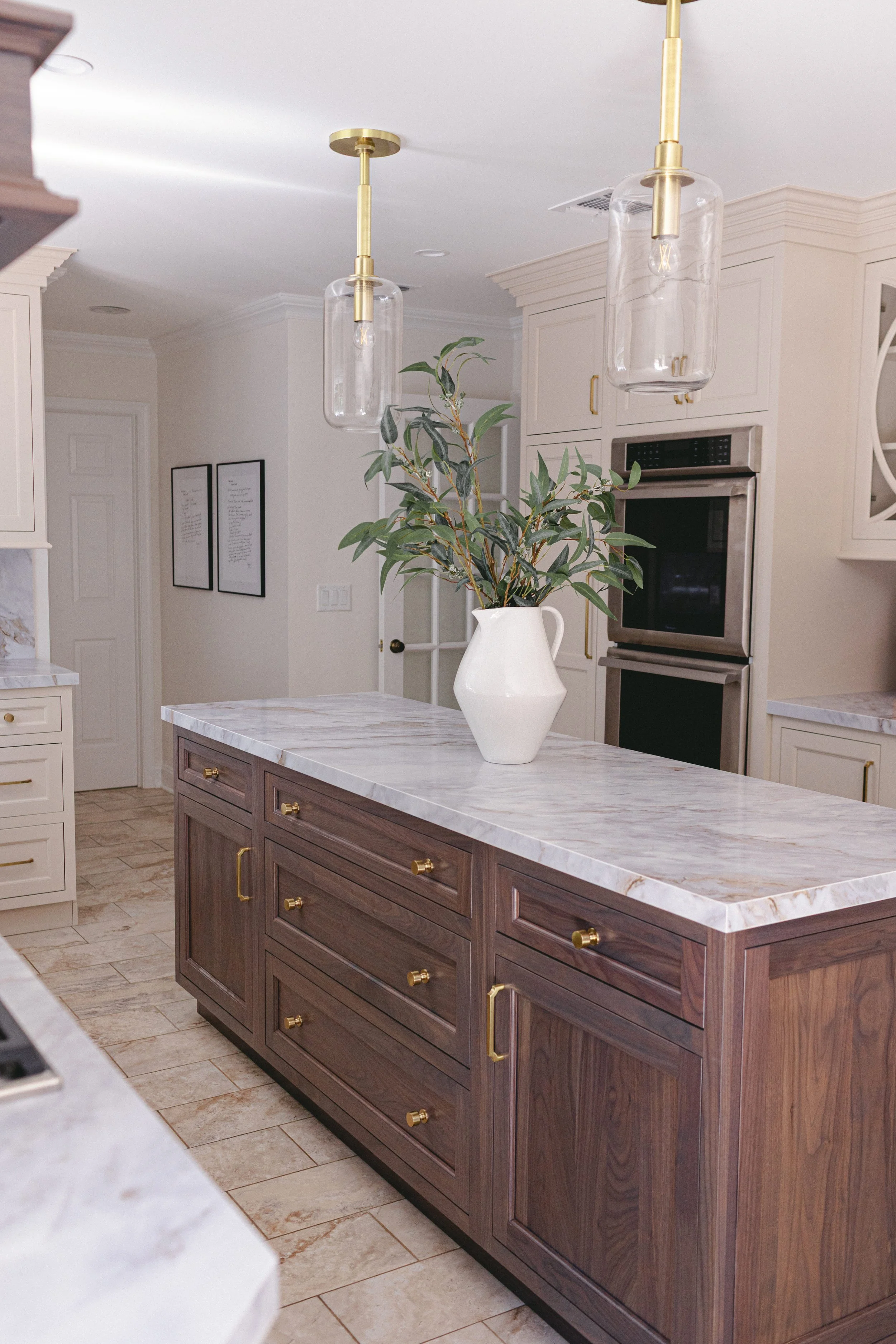 Timeless-meets-modern interiors in the Saddle Ridge Reimagined project by Melissa’s Designs.
