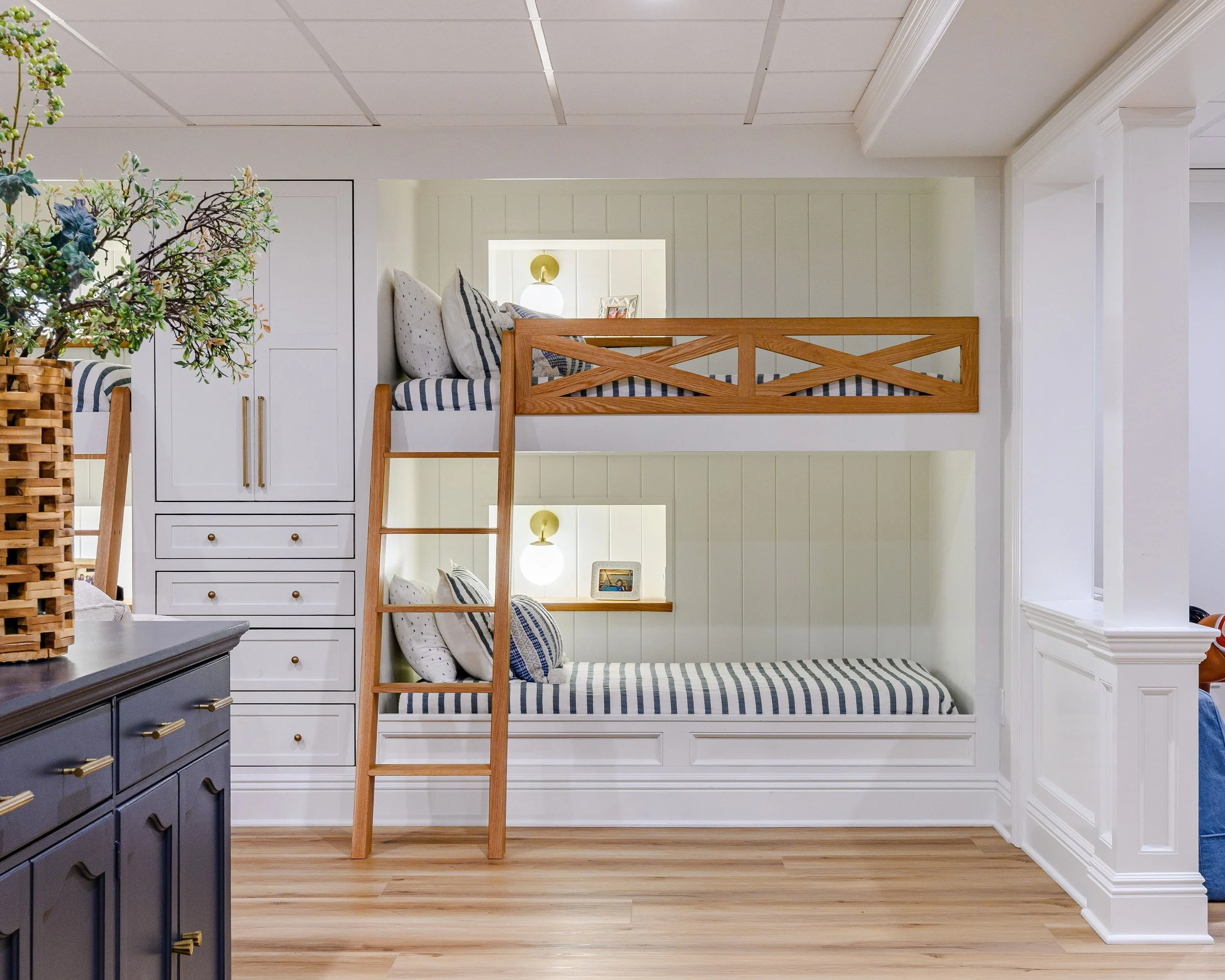 Light, coastal-inspired interior design in the Nantucket Classic on Zachary project by Melissa’s Designs.