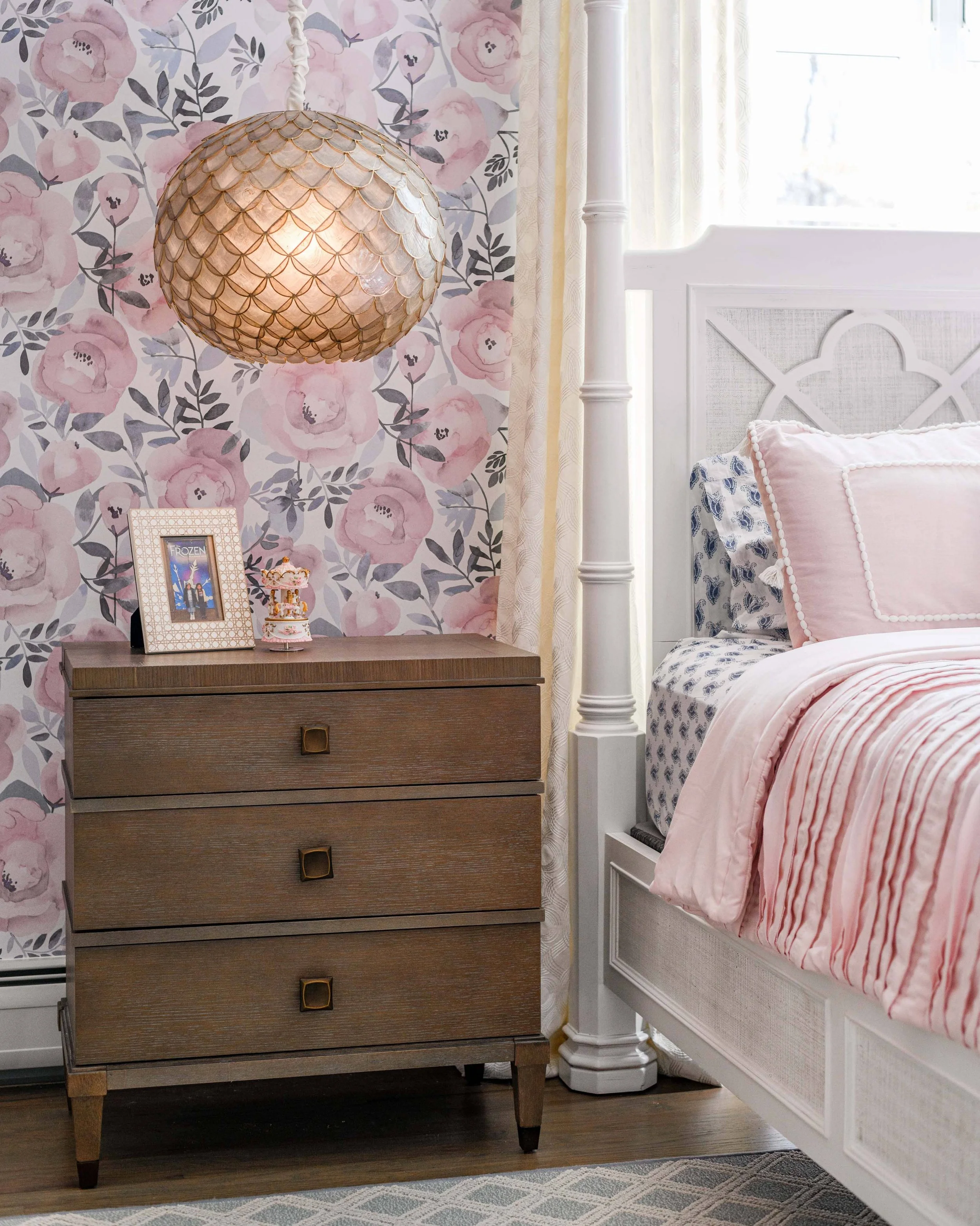 Light, coastal-inspired interior design in the Nantucket Classic on Zachary project by Melissa’s Designs.