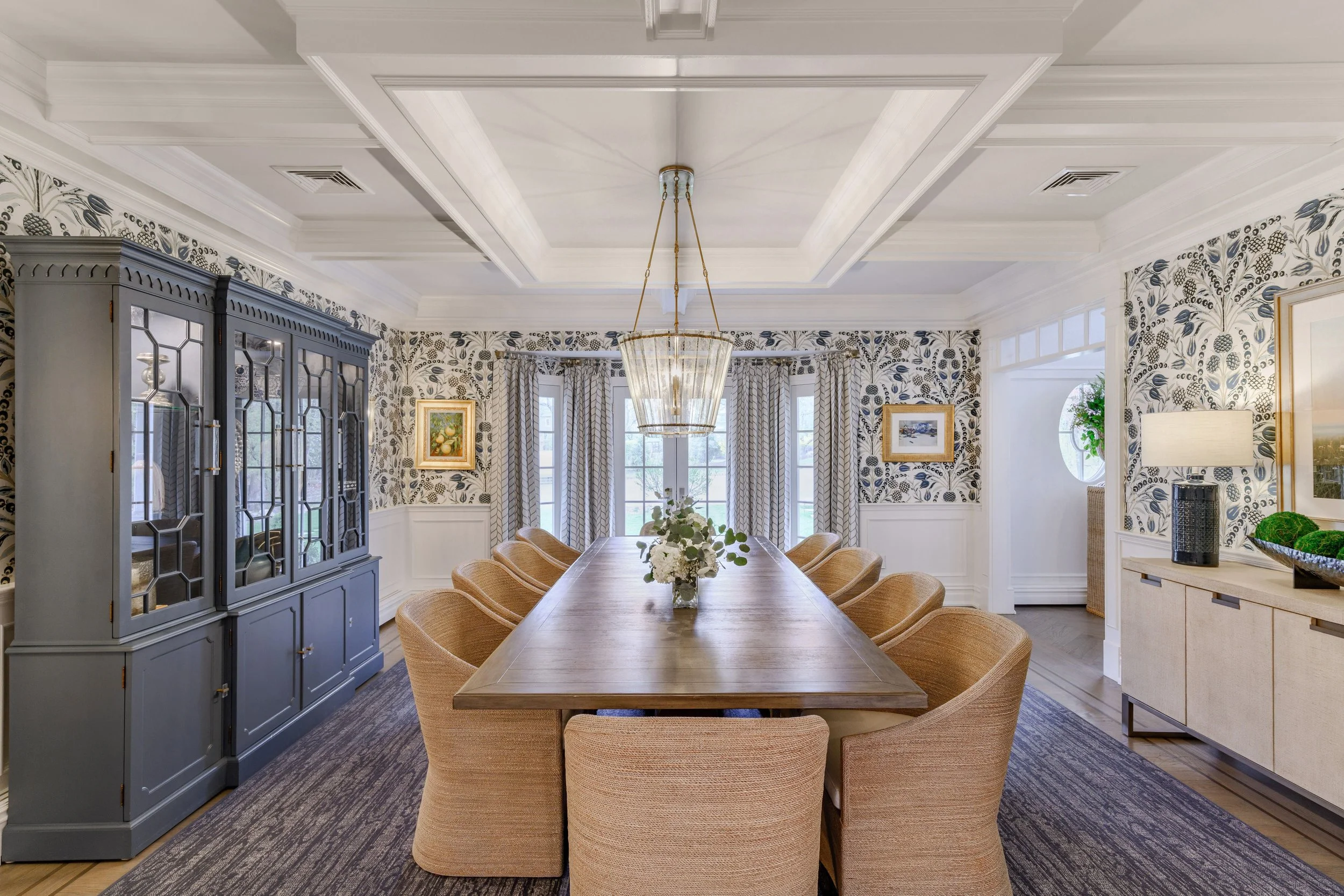 Light, coastal-inspired interior design in the Nantucket Classic on Zachary project by Melissa’s Designs.