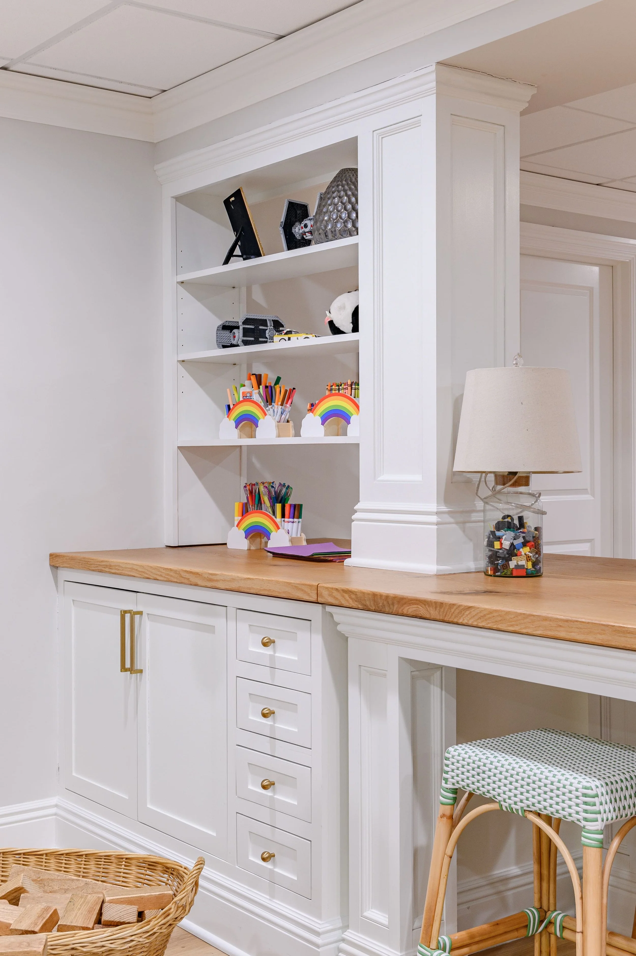 Light, coastal-inspired interior design in the Nantucket Classic on Zachary project by Melissa’s Designs.