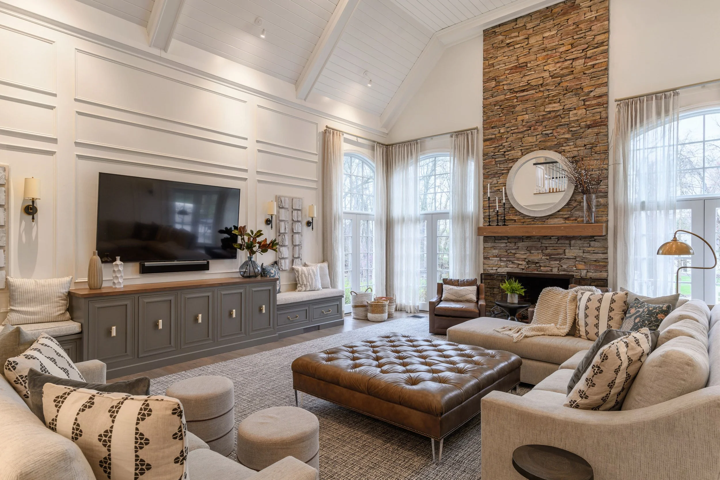 Light, coastal-inspired interior design in the Nantucket Classic on Zachary project by Melissa’s Designs.