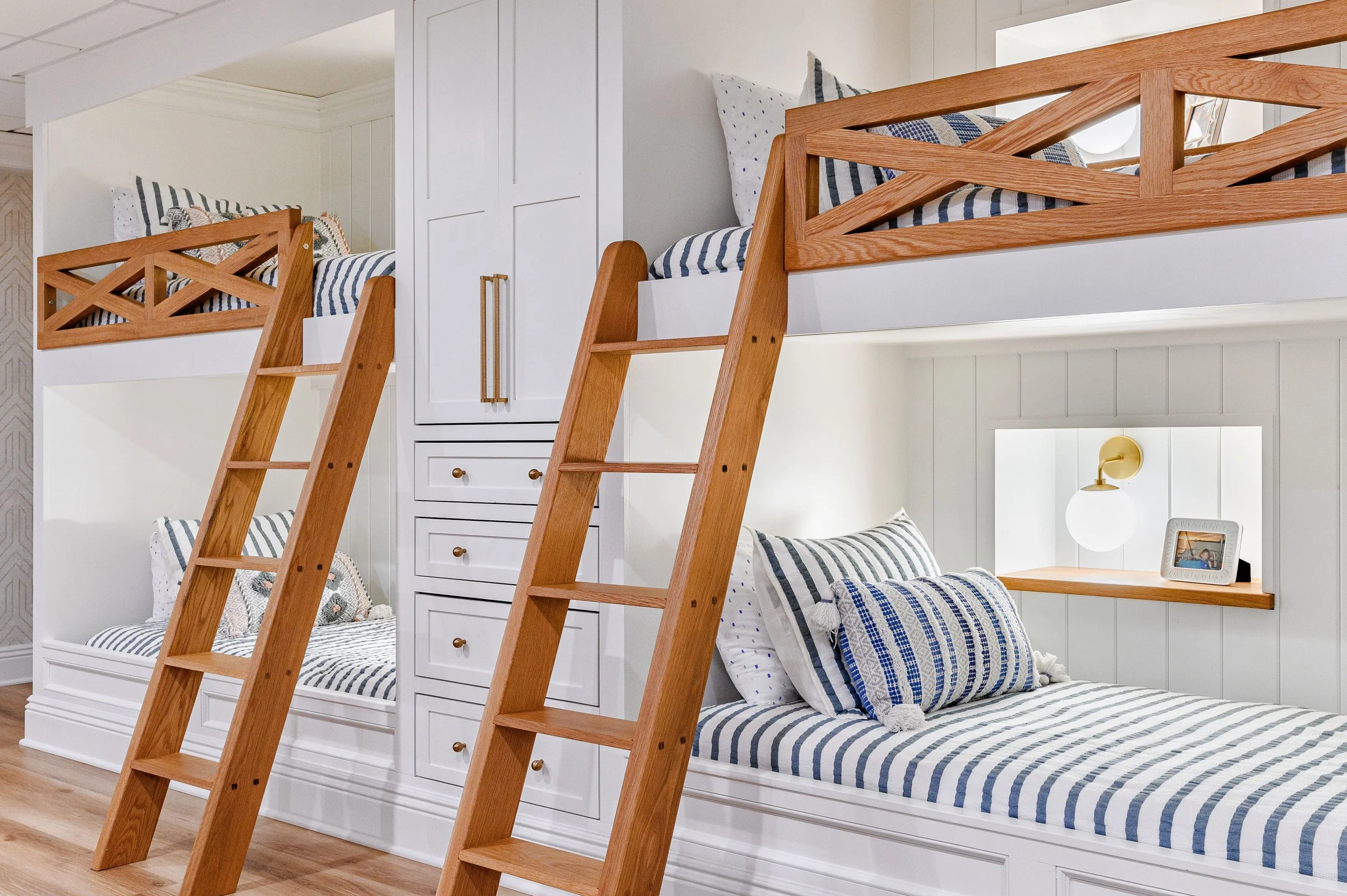 Light, coastal-inspired interior design in the Nantucket Classic on Zachary project by Melissa’s Designs.