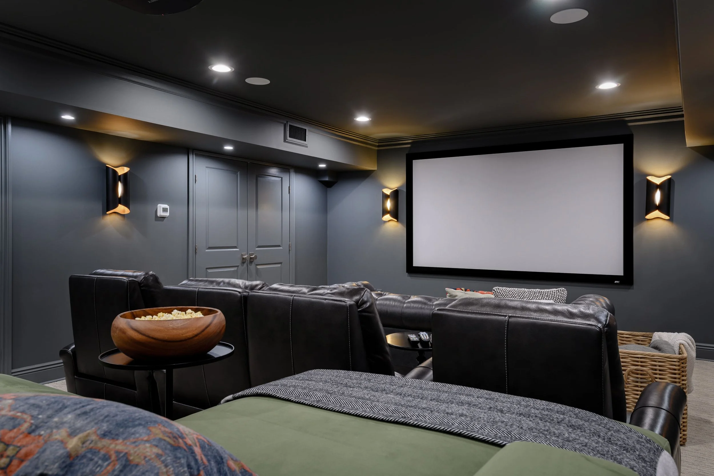 Light, coastal-inspired interior design in the Nantucket Classic on Zachary project by Melissa’s Designs.