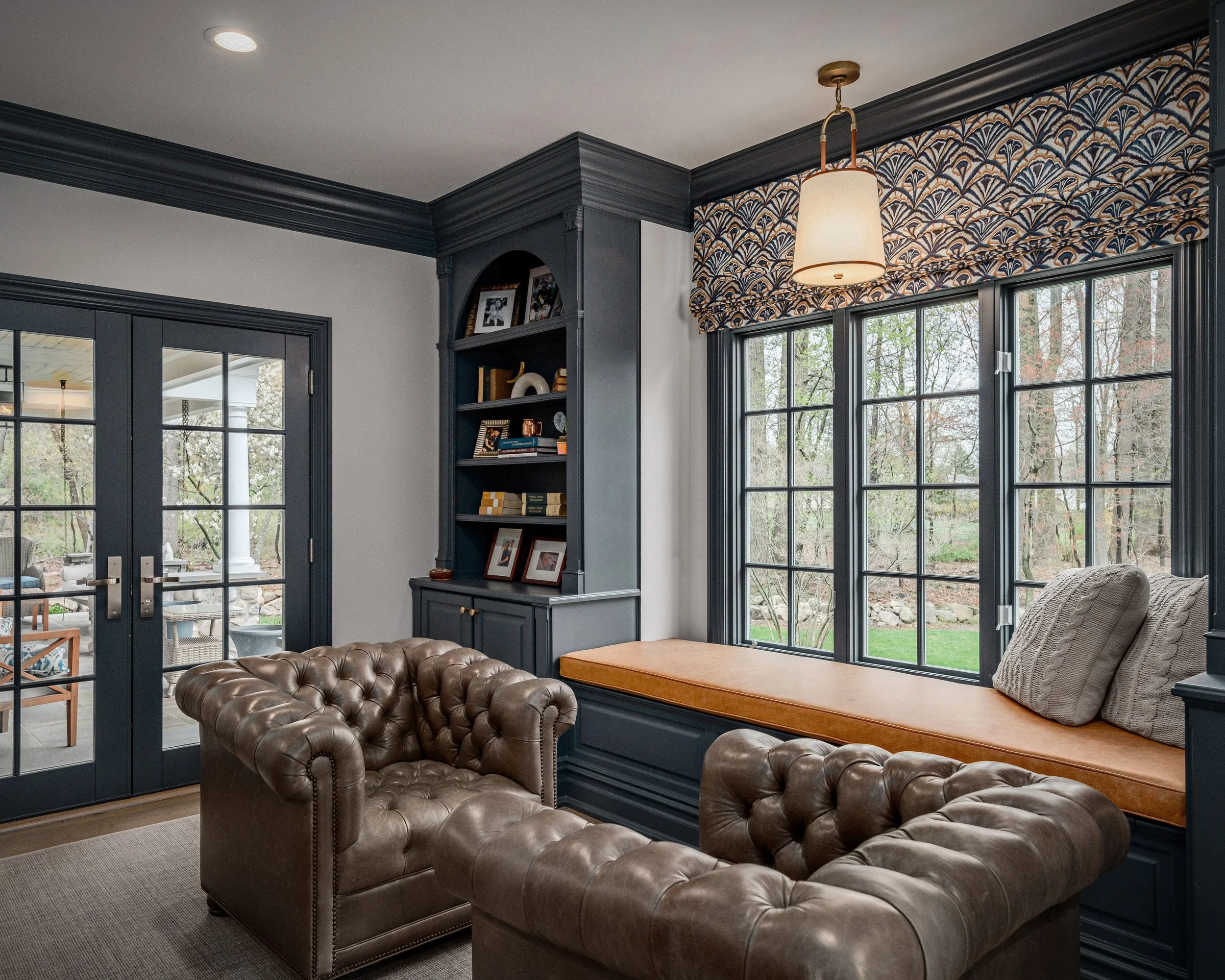 Light, coastal-inspired interior design in the Nantucket Classic on Zachary project by Melissa’s Designs.