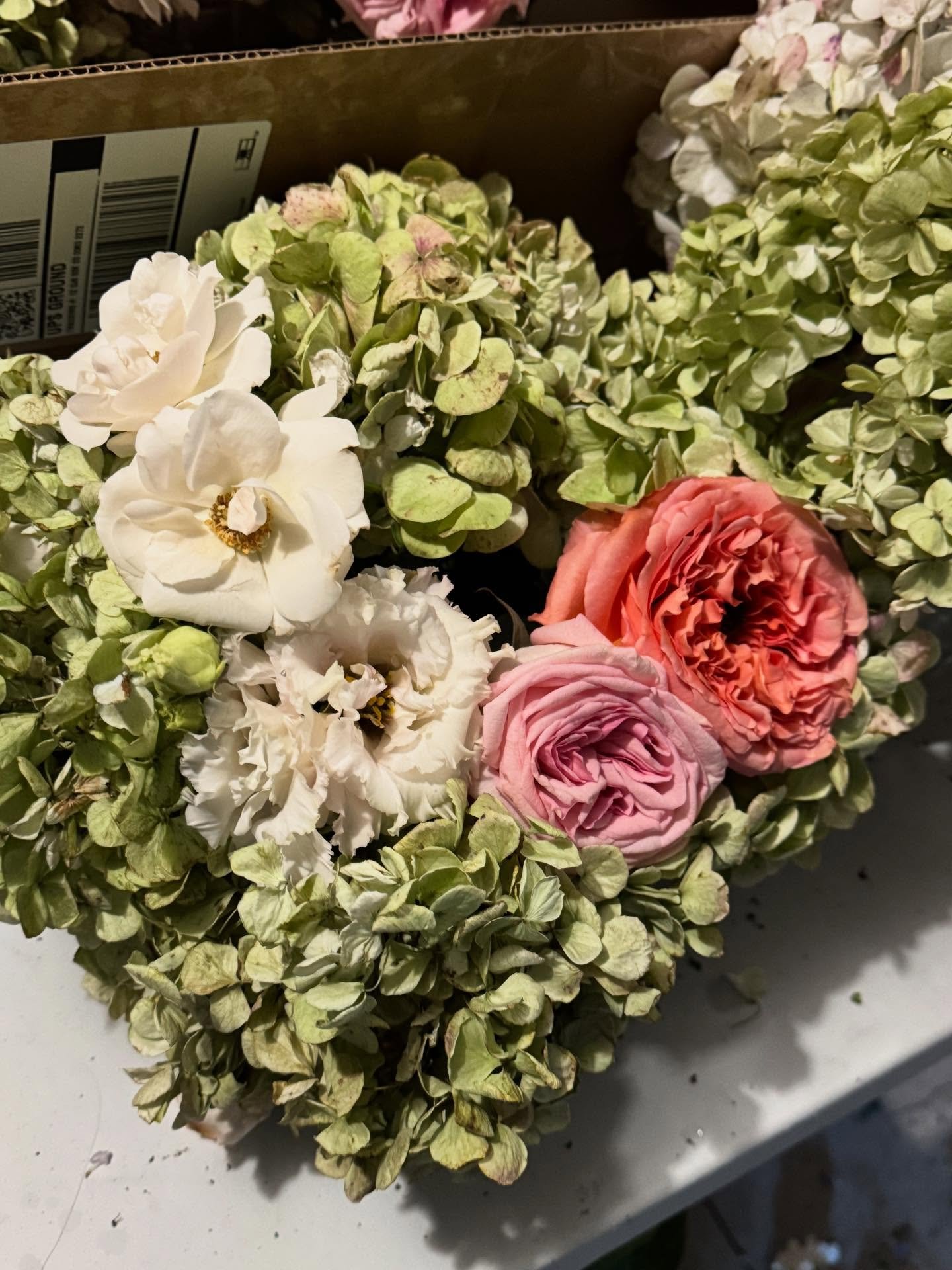 Thank you  @_samanthaceleste_ and @dariopizzano25 for choosing to donate these gorgeous florals designed by @blushandbloomfloraldesign from your wedding day @rafflesboston 🤍

Our volunteers made new arrangements and delivered bouquets to senior care