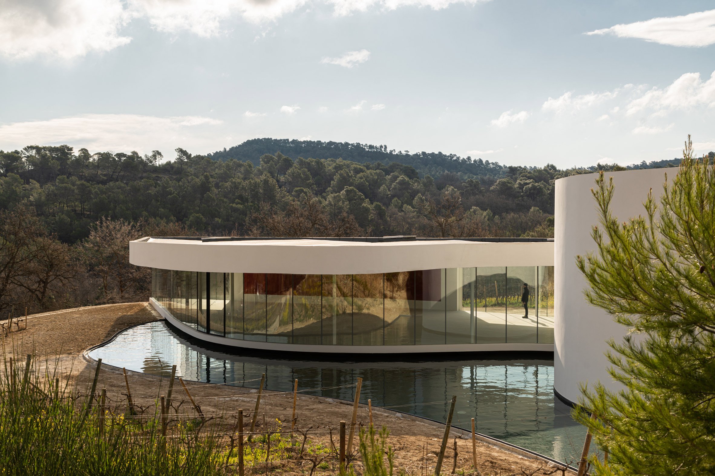 oscar-niemeyer-final-building-chateau-la-coste-vineyard_dezeen_2364_col_3-1.jpg
