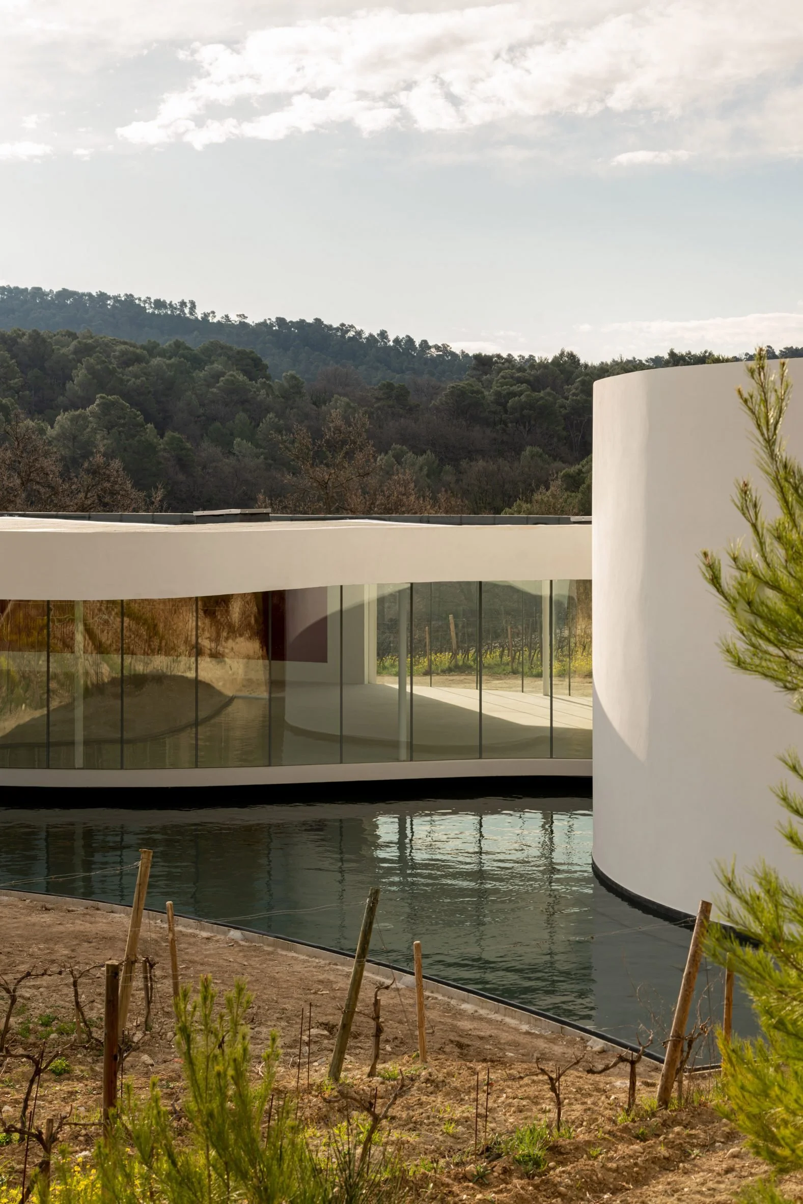 oscar-niemeyer-final-building-chateau-la-coste-vineyard_dezeen_2364_col_1-1-scaled.jpg