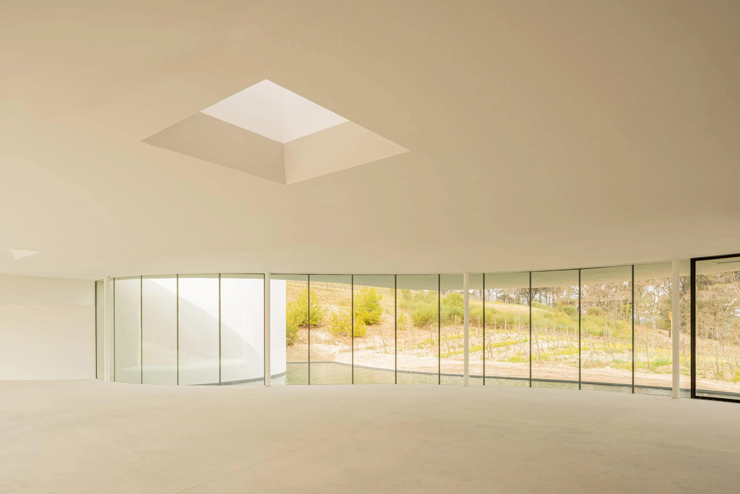 oscar-niemeyer-final-building-chateau-la-coste-vineyard_2_dezeen_2364_col_0.jpg