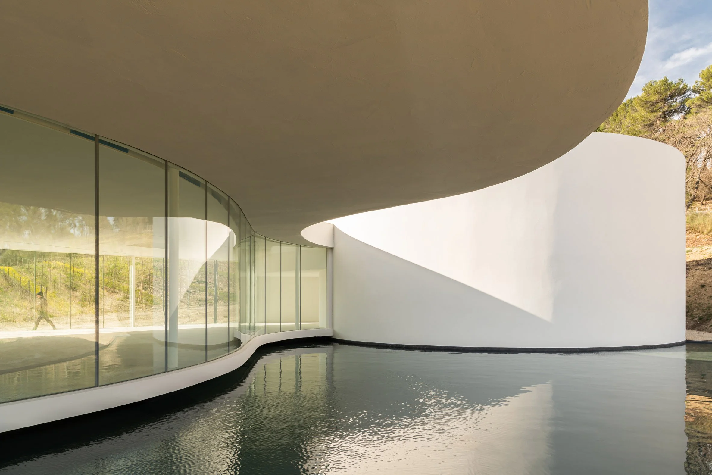 oscar-niemeyer-final-building-chateau-la-coste-vineyard_dezeen_2364_col_4.jpg