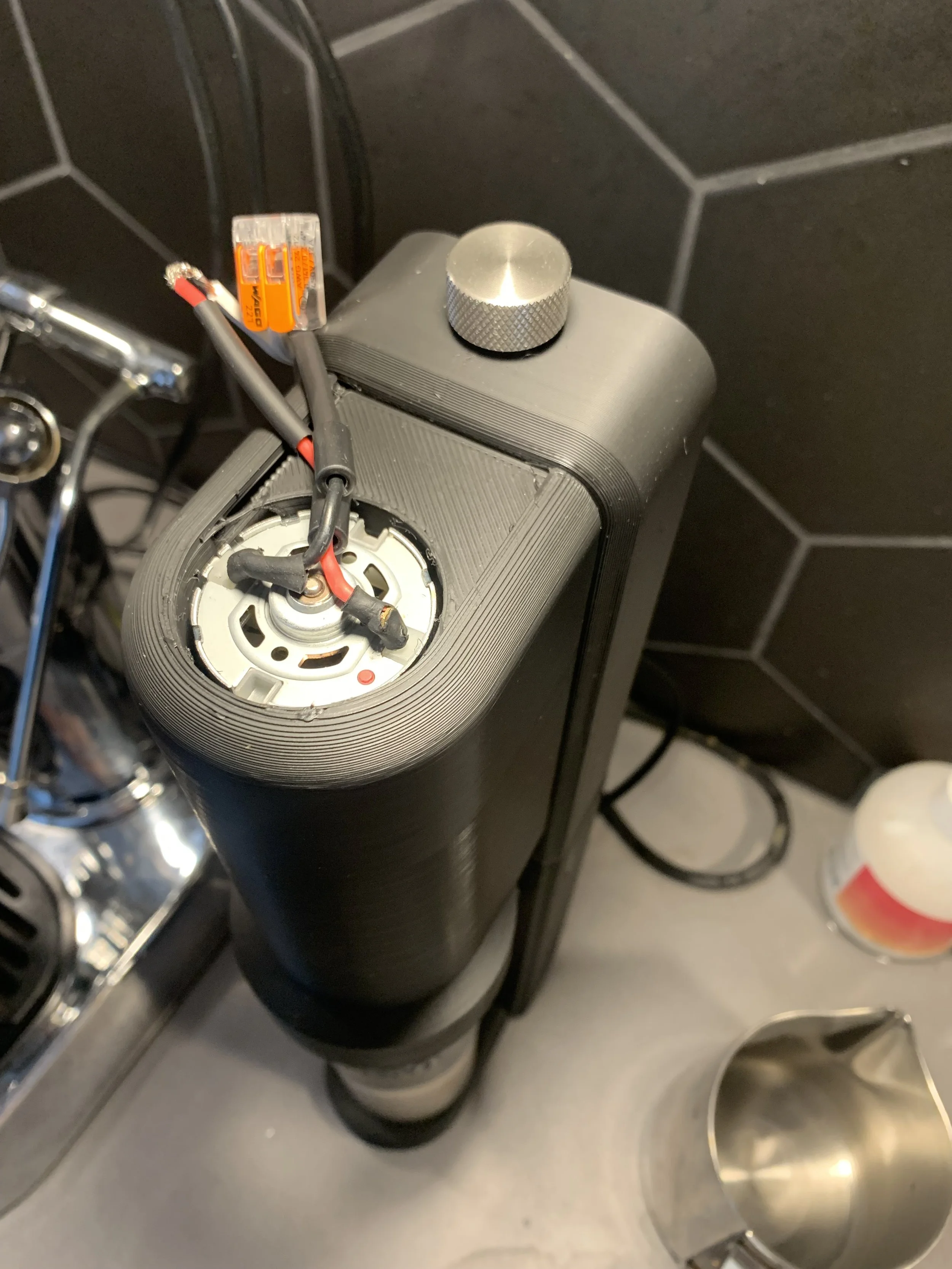 A variant that used a knob to start the grinder with a twisting motion.