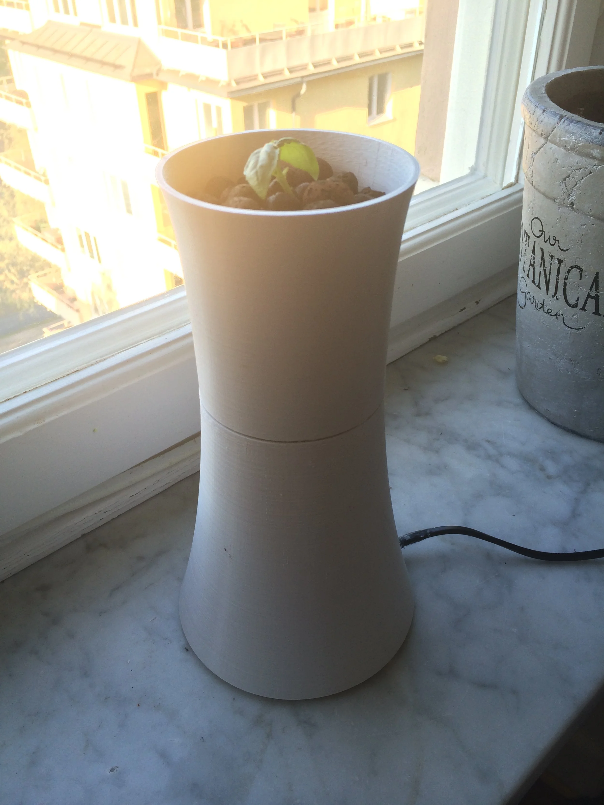 Fully functional 3d-printed prototype. Water is pumped from below into the top container.