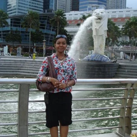A woman standing in front of the Merlion statue at Marina Bay in Singapore