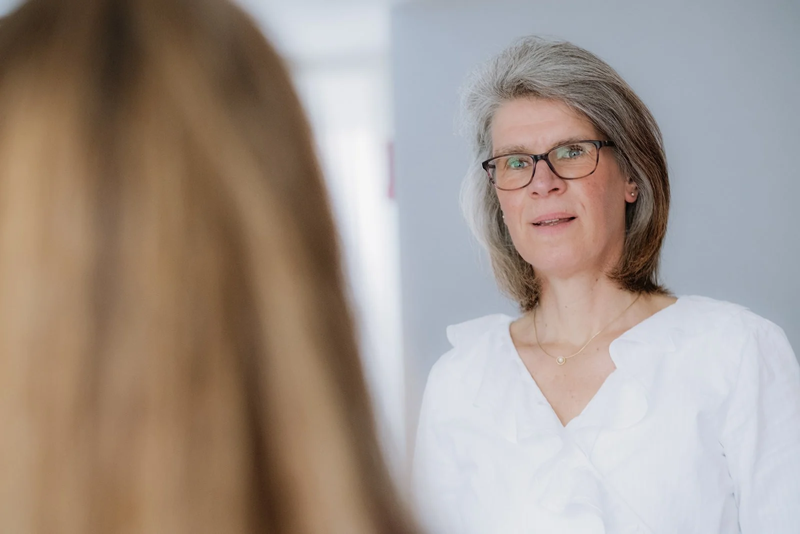 Vrouw luistert aandachtig met open blik