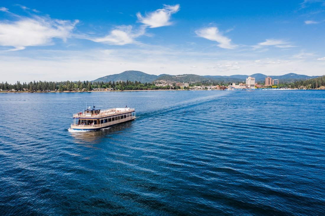 A lake cruise boat heading away from the Coeur d’Alene Resort on Lake Coeur d’Alene.