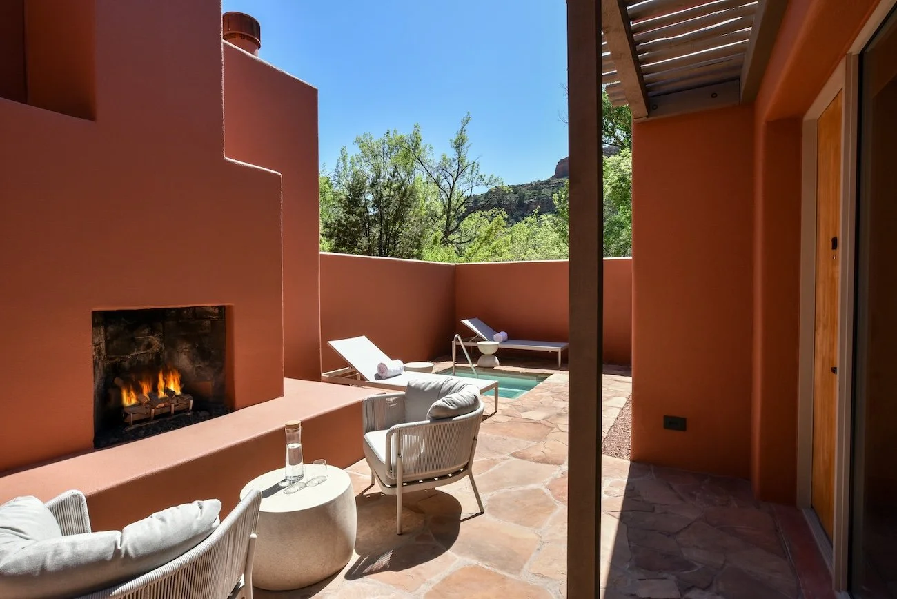 Outdoor area of a Mii amo luxury suite overlooking Sedona’s Boynton Canyon landscape