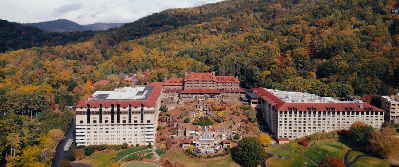 Modern guest wings flanking the historic main building of The Omni Grove Park Inn & Spa