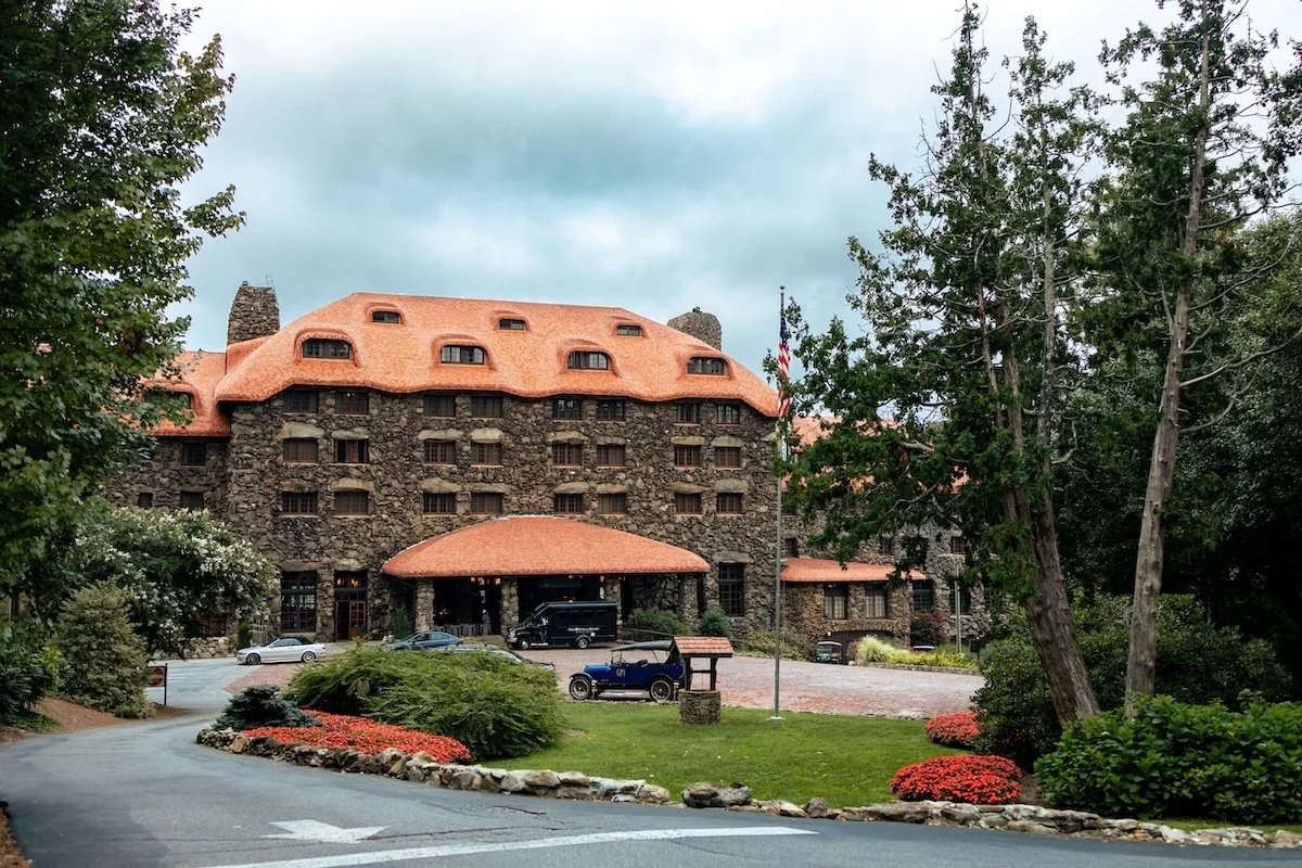 The 1913 main building of the Grove Park Inn constructed from locally quarried Sunset Mountain granite