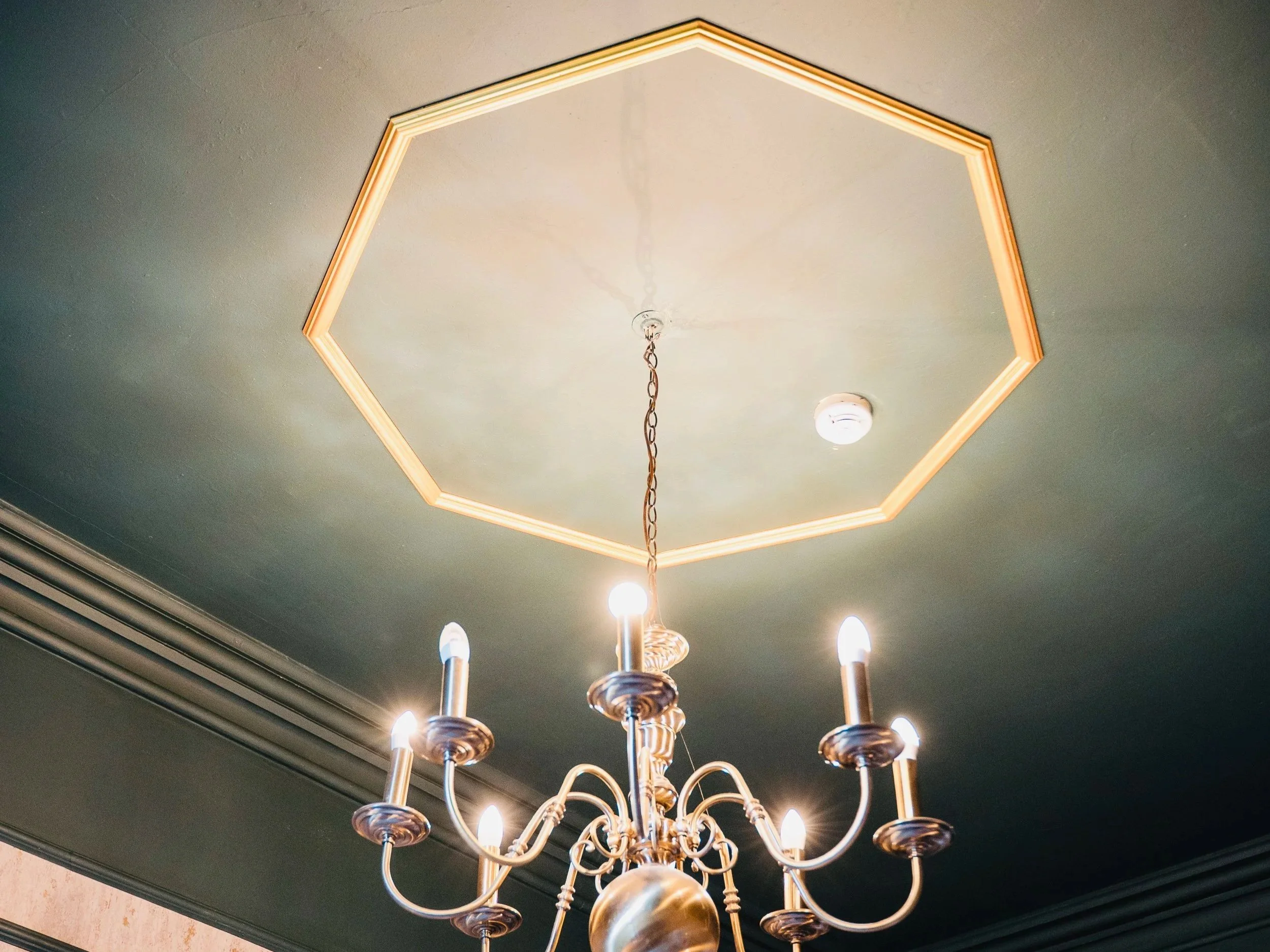 Referencing the building’s 19th-century architecture, the traditional ceiling rose is reinterpreted in a more contemporary form.