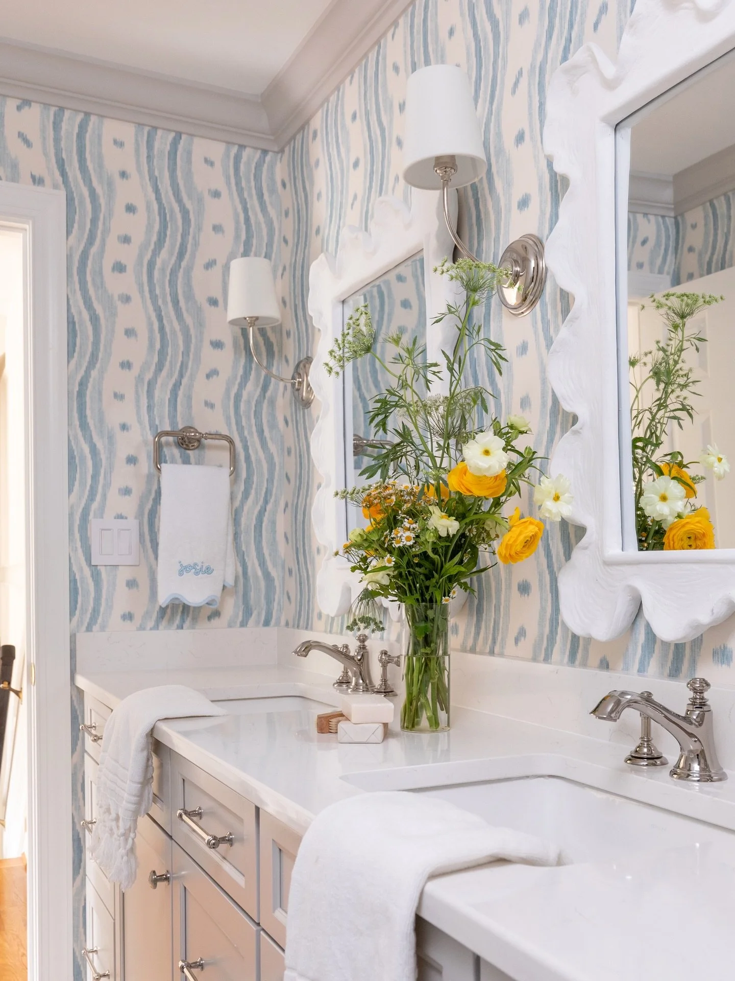 A shared bathroom that doesn&rsquo;t feel like a compromise for brother or sister, just fresh, fun, and functional.

This @blithfieldandco wallpaper is one of my all time favorites.