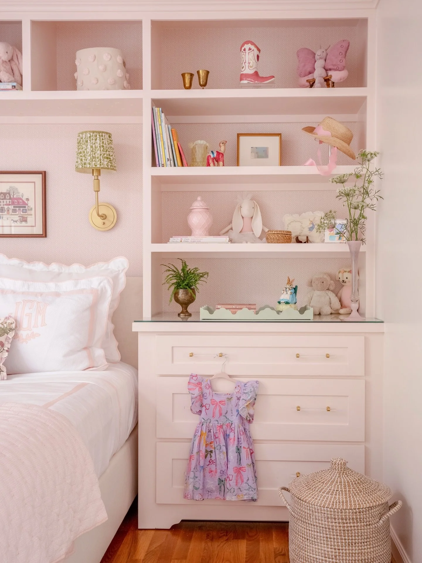 It&rsquo;s all in the details!!

This bedroom will forever be one of my favorite projects. We had SO much fun designing this space. It all started with the hero fabric by @luliewallace (Virginia heather) and then we decided it would be a fab idea to 