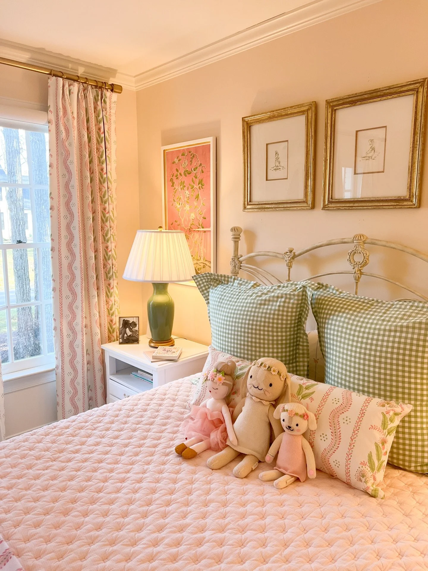 It&rsquo;s almost been 3 years since we finished this big-girl-room for my oldest daughter and we still love it just as much. Pink&amp;green will always be a classic choice.

Comment &ldquo;PINK&rdquo; if you want the links, happy to send them 🩷💚