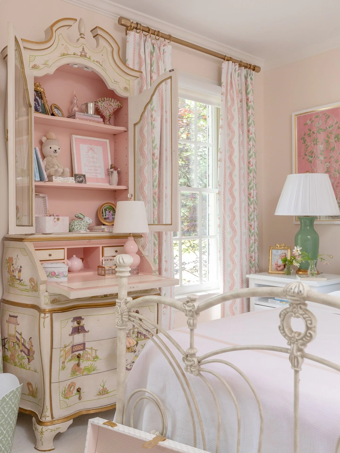 It&rsquo;s almost been 3 years since we finished this big-girl-room for my oldest daughter and we still love it just as much. Pink&amp;green will always be a classic choice. You can&rsquo;t go wrong with this combo!!
Paint color is Opal by @benjaminm