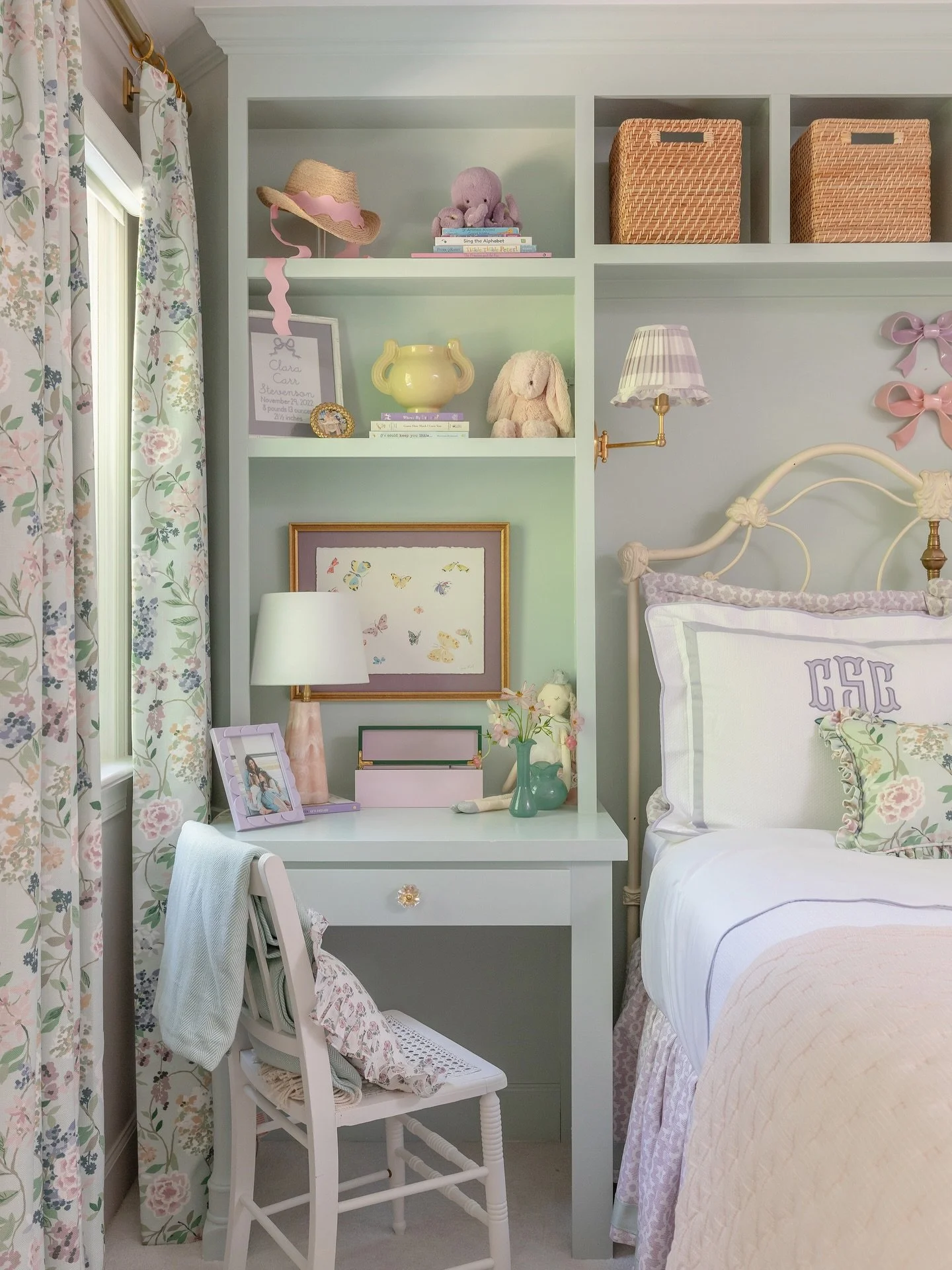 CC&rsquo;s room reveal 🤍🤍🤍

My main goal for this project was to make this semi-small room more functional for our 3 year old daughter that works now and as she grows. It all started with the floral fabric from @brookeandlou we used for her draper