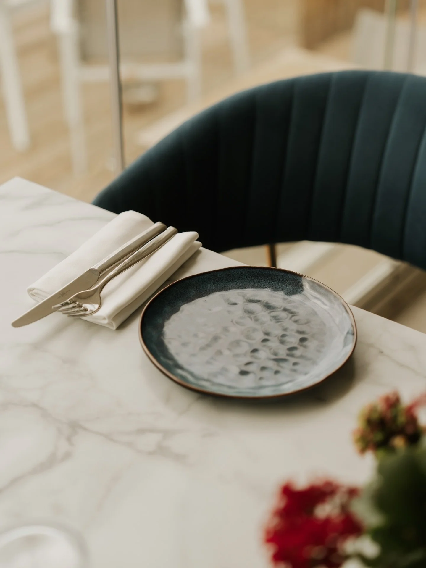 Where calm meets flavour. 🍽️ Welcome to Por Fin, A sea-side paradise in Estepona Coast 🌴