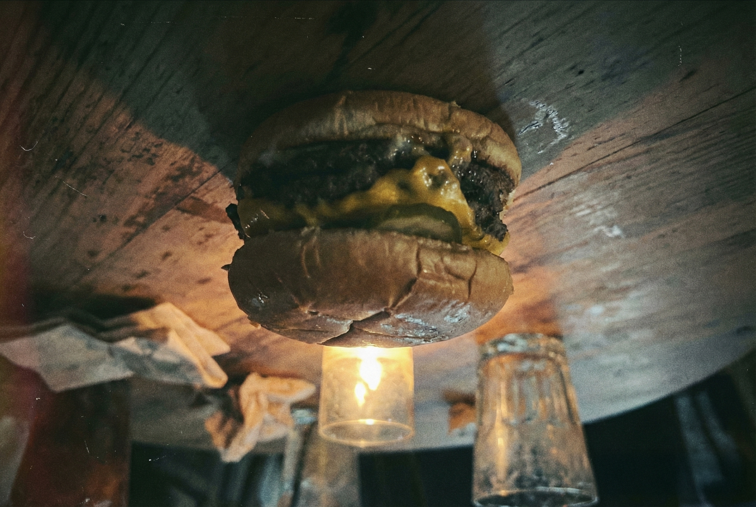 Burger photographié en contre-plongée (low angle) pour paraître monumental.