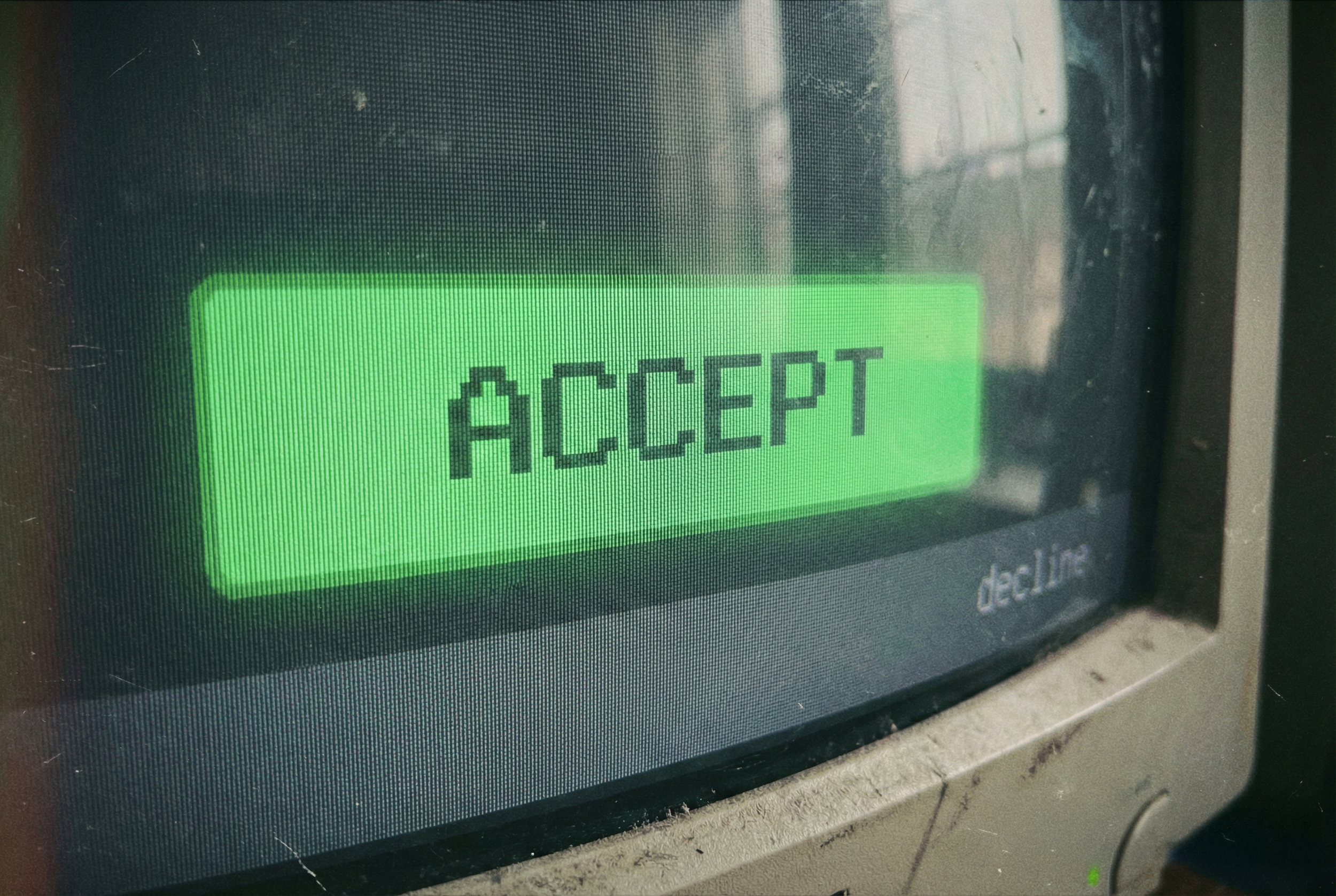Alt Text : Exemple de dark pattern UX avec un bouton d'acceptation mis en avant visuellement.