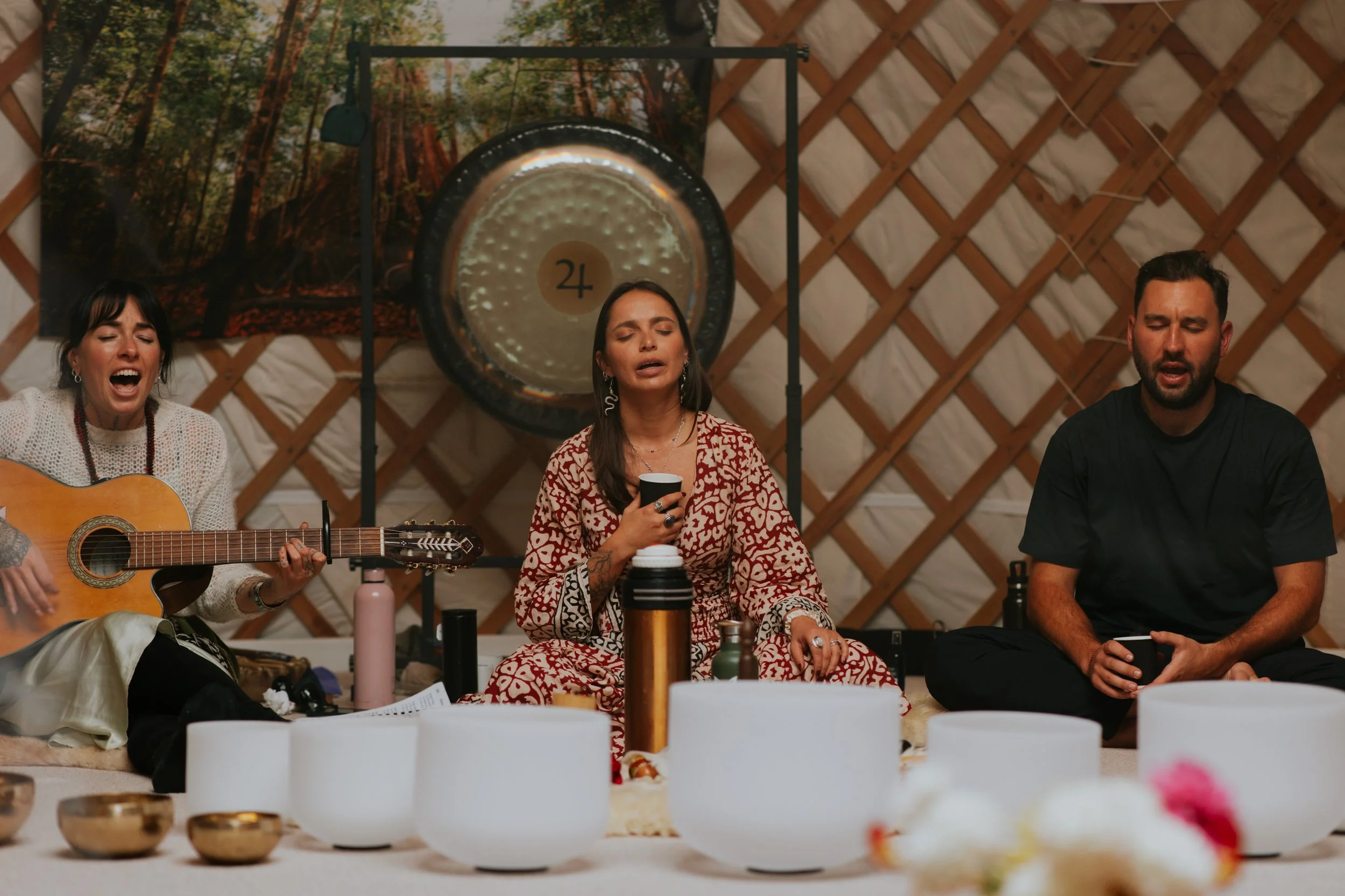 Suia with a man and a woman playing guitar and singing