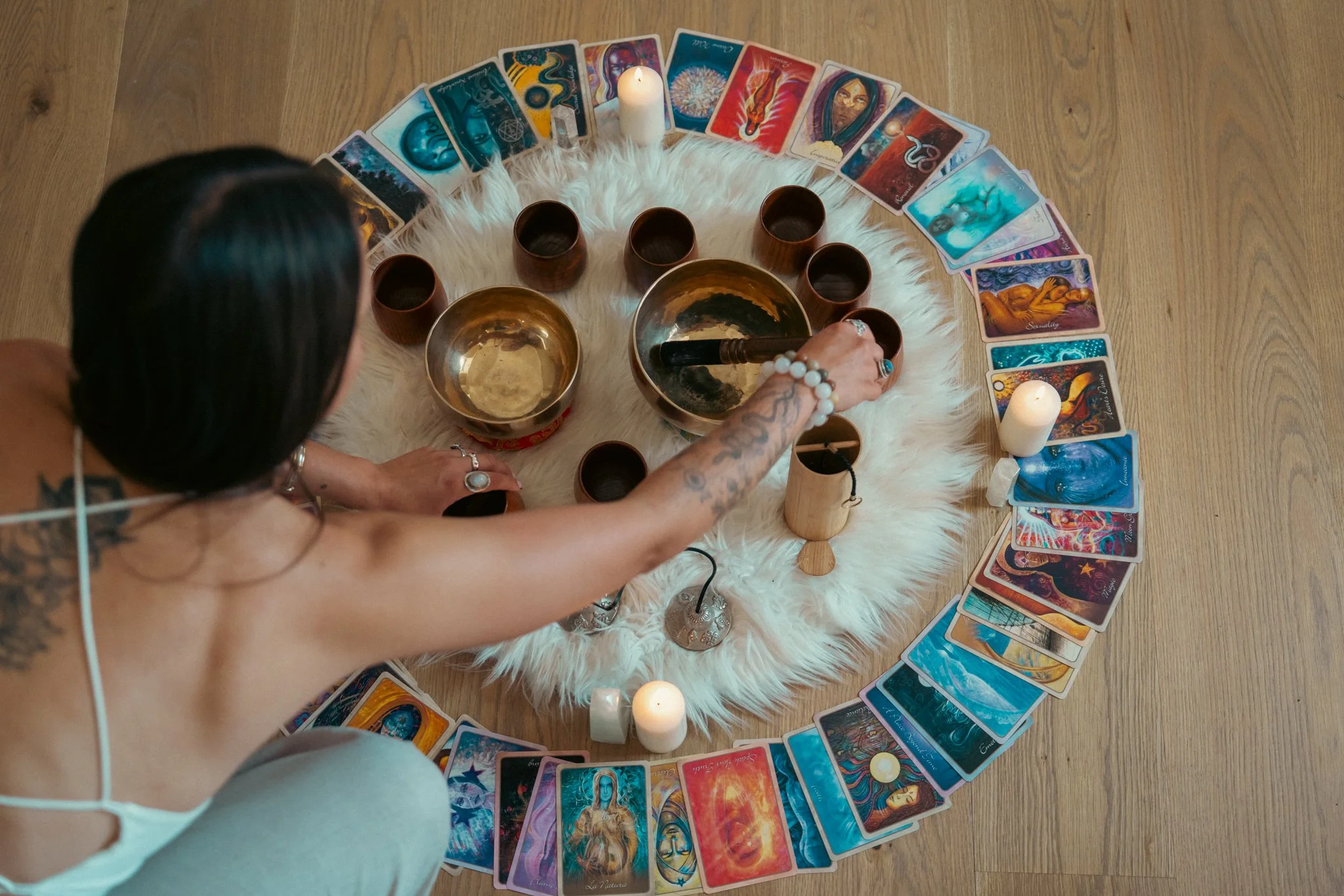 Suia arranging orcale cards